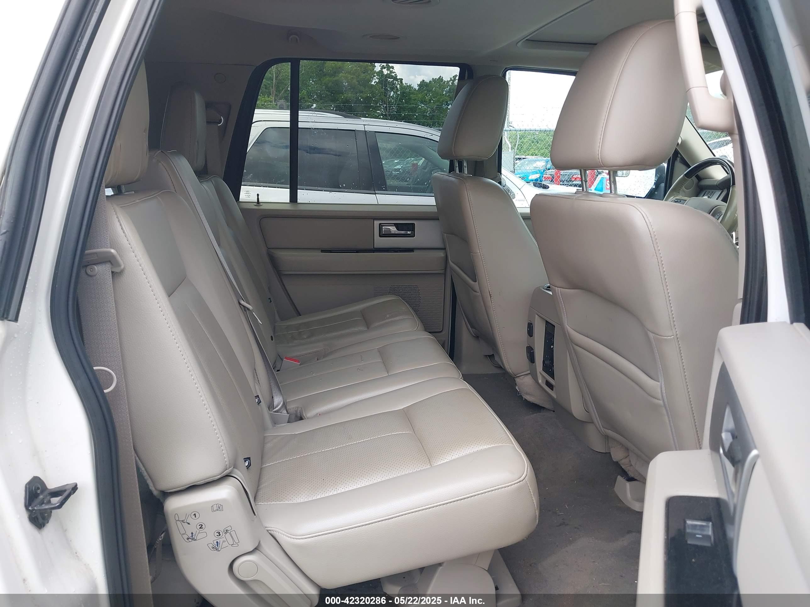 FORD EXPEDITION image 8