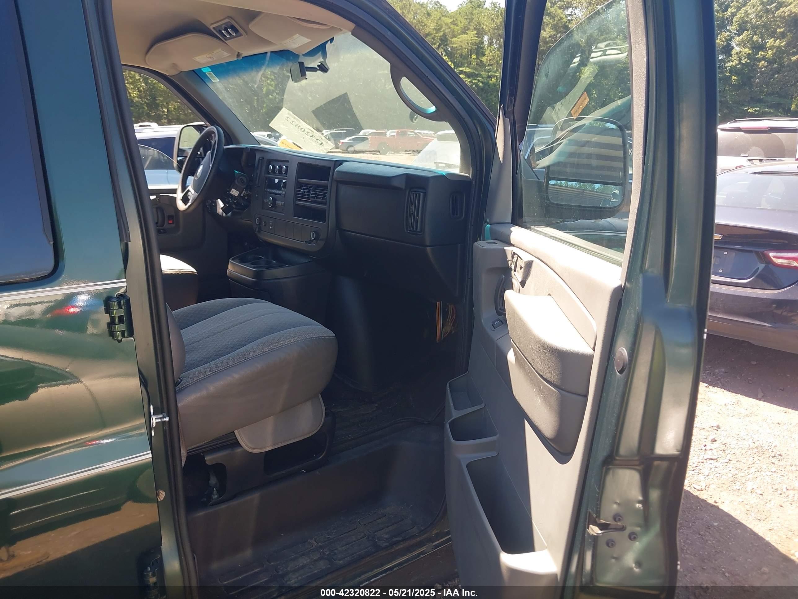 CHEVROLET EXPRESS image 5