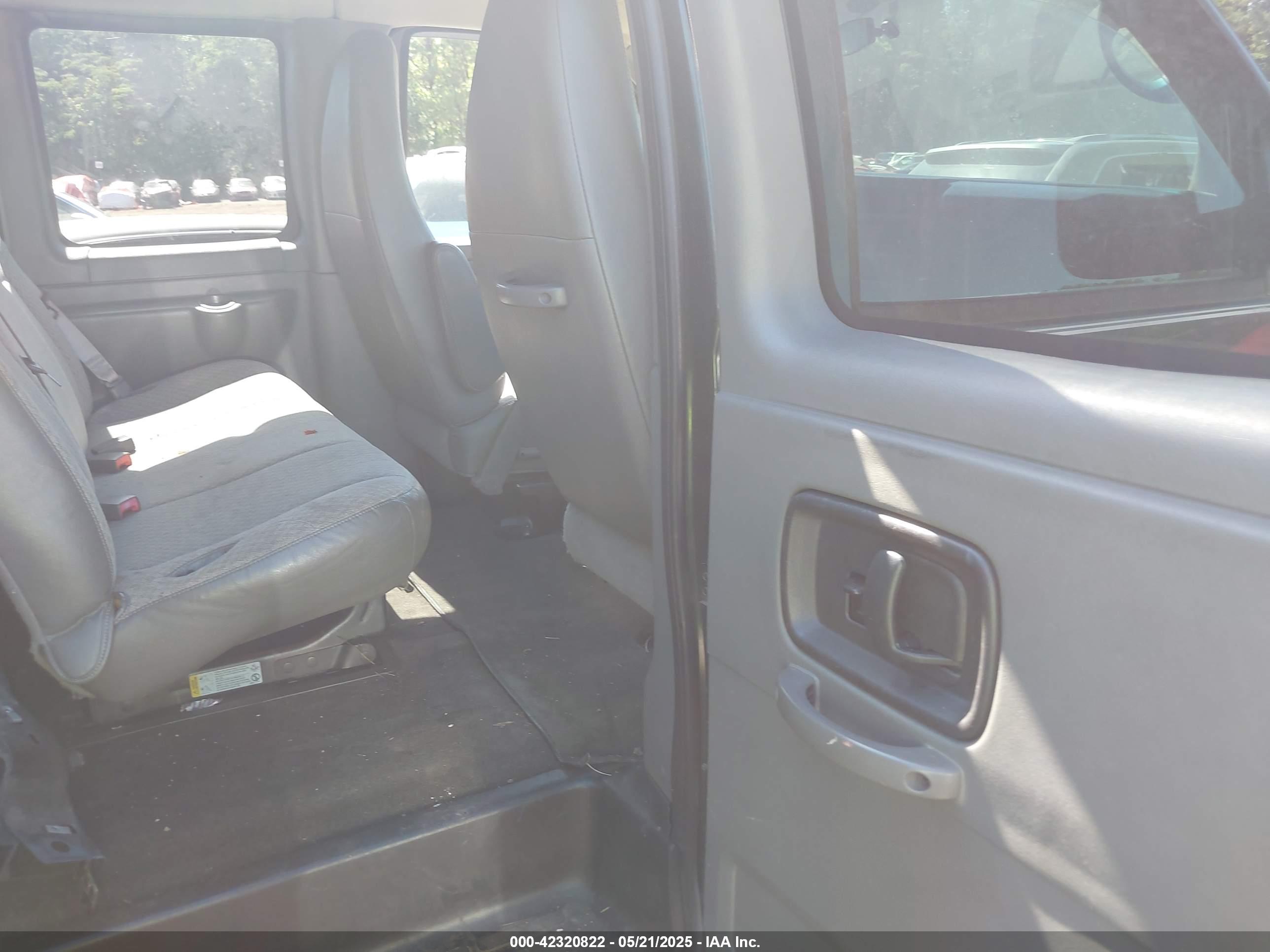 CHEVROLET EXPRESS image 8