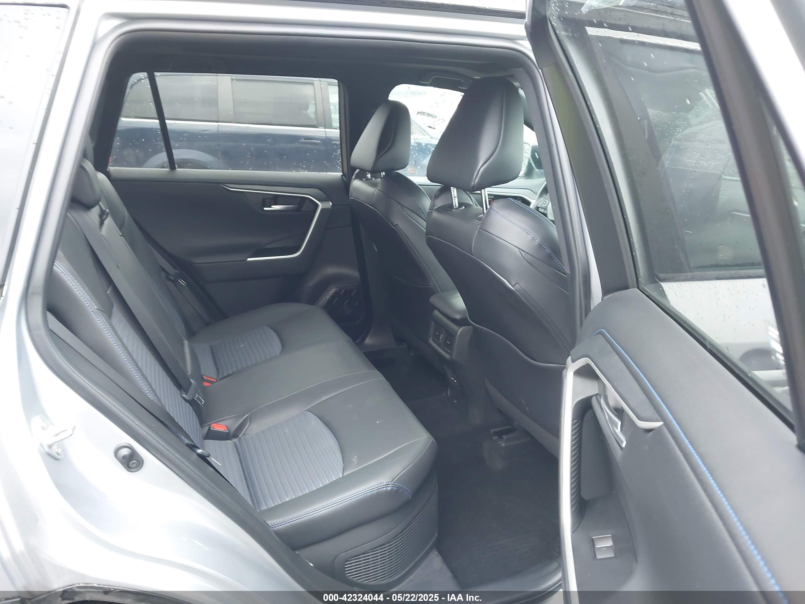 TOYOTA RAV4 image 8