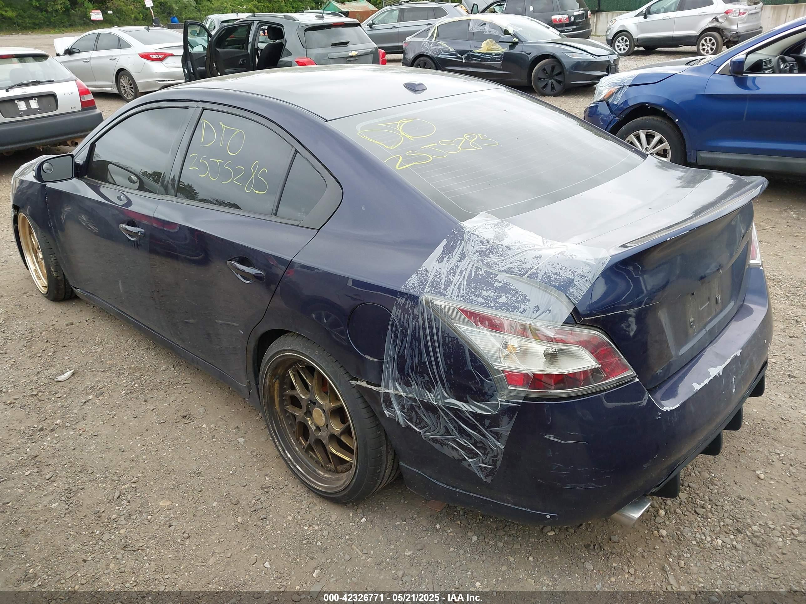 NISSAN MAXIMA image 3