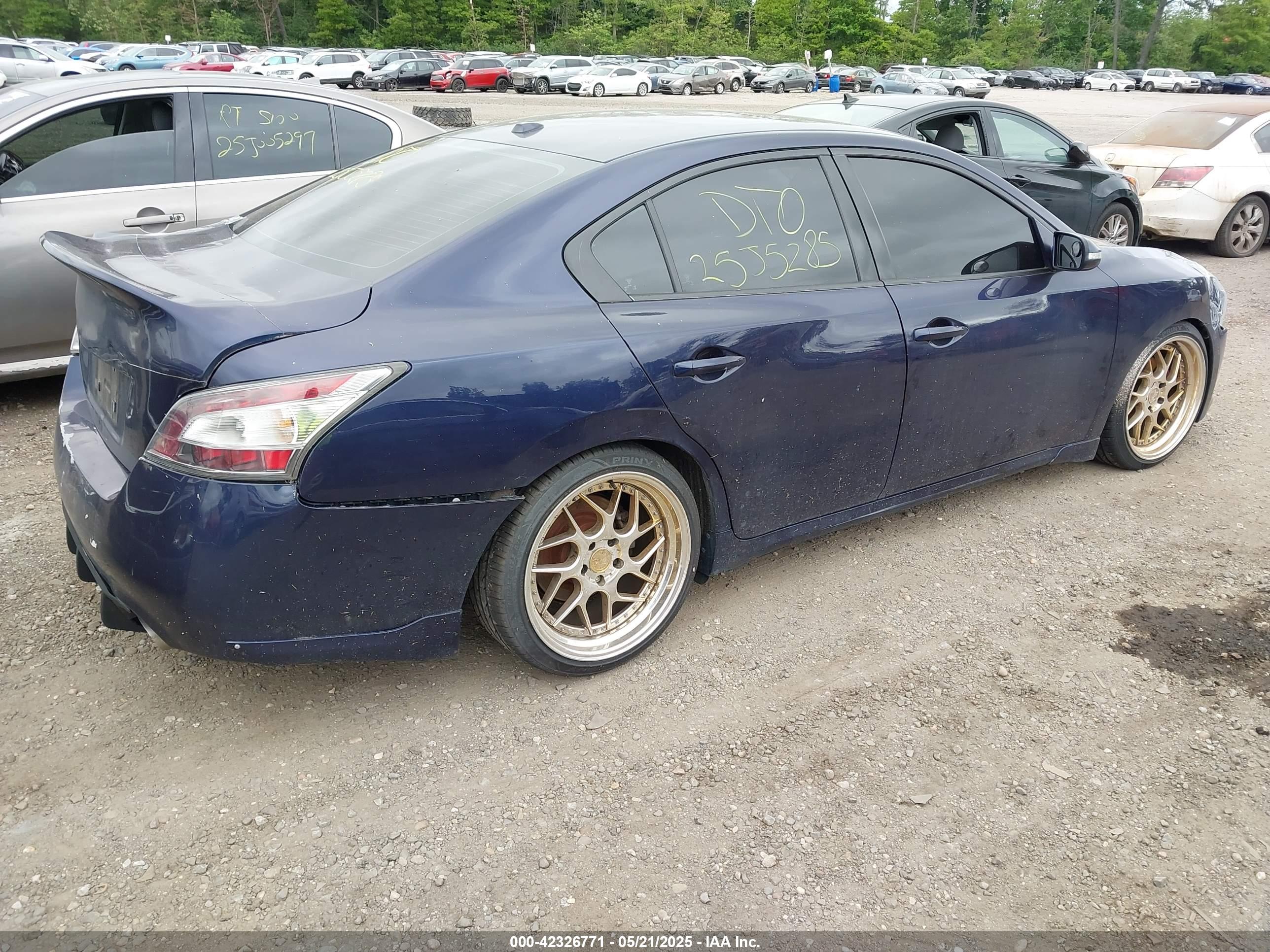 NISSAN MAXIMA image 4