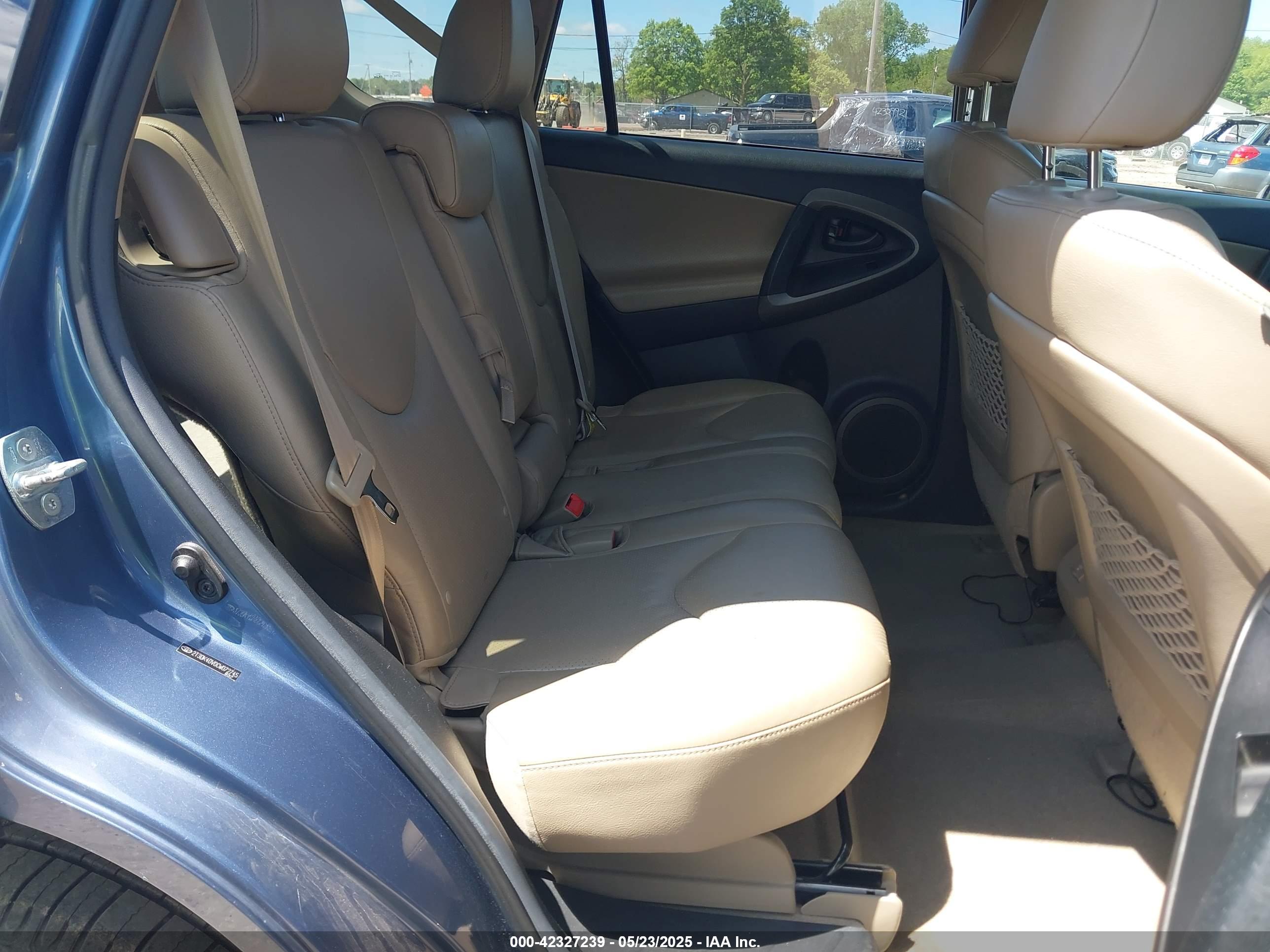 TOYOTA RAV4 image 8