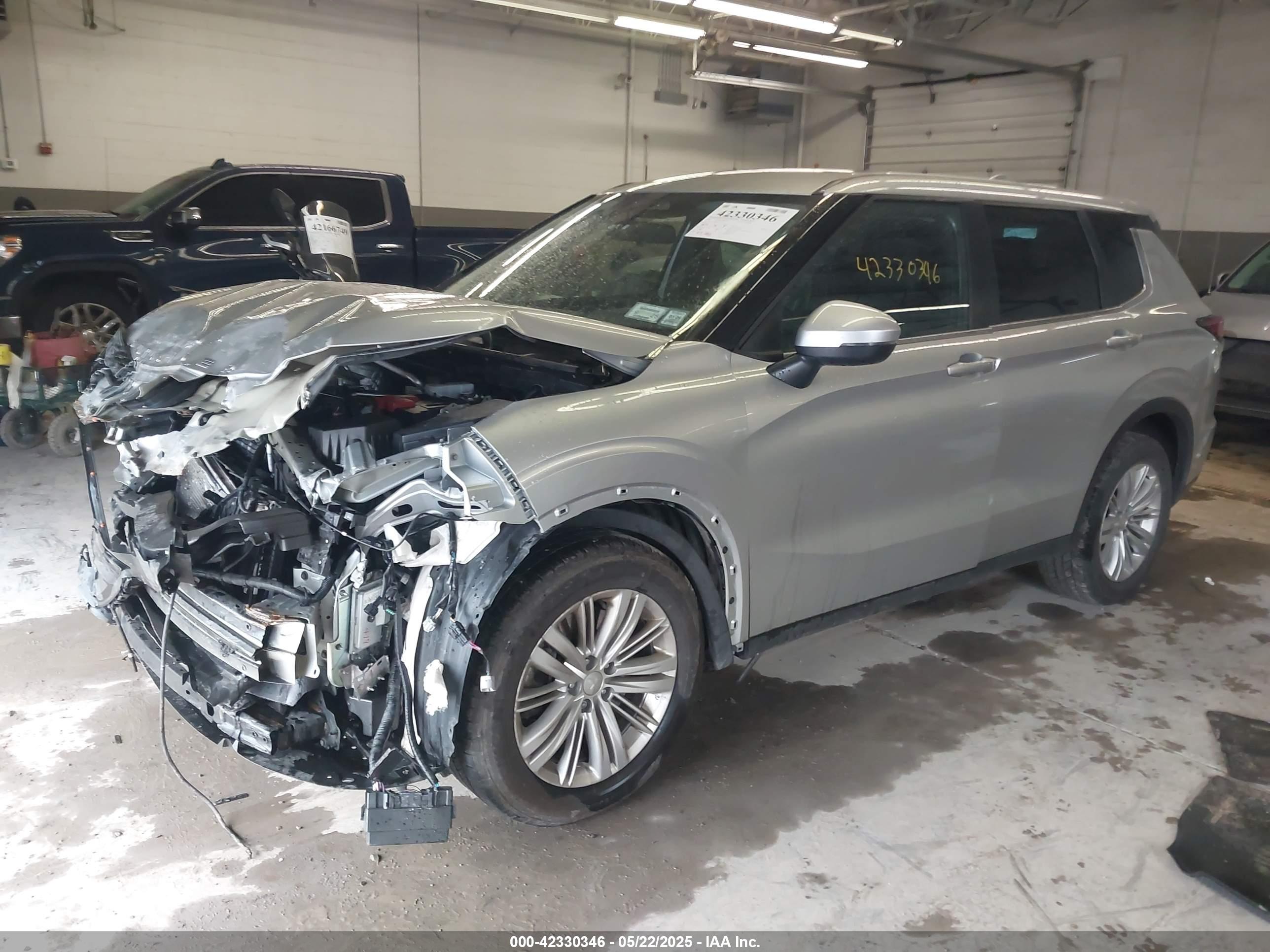 MITSUBISHI OUTLANDER image 2