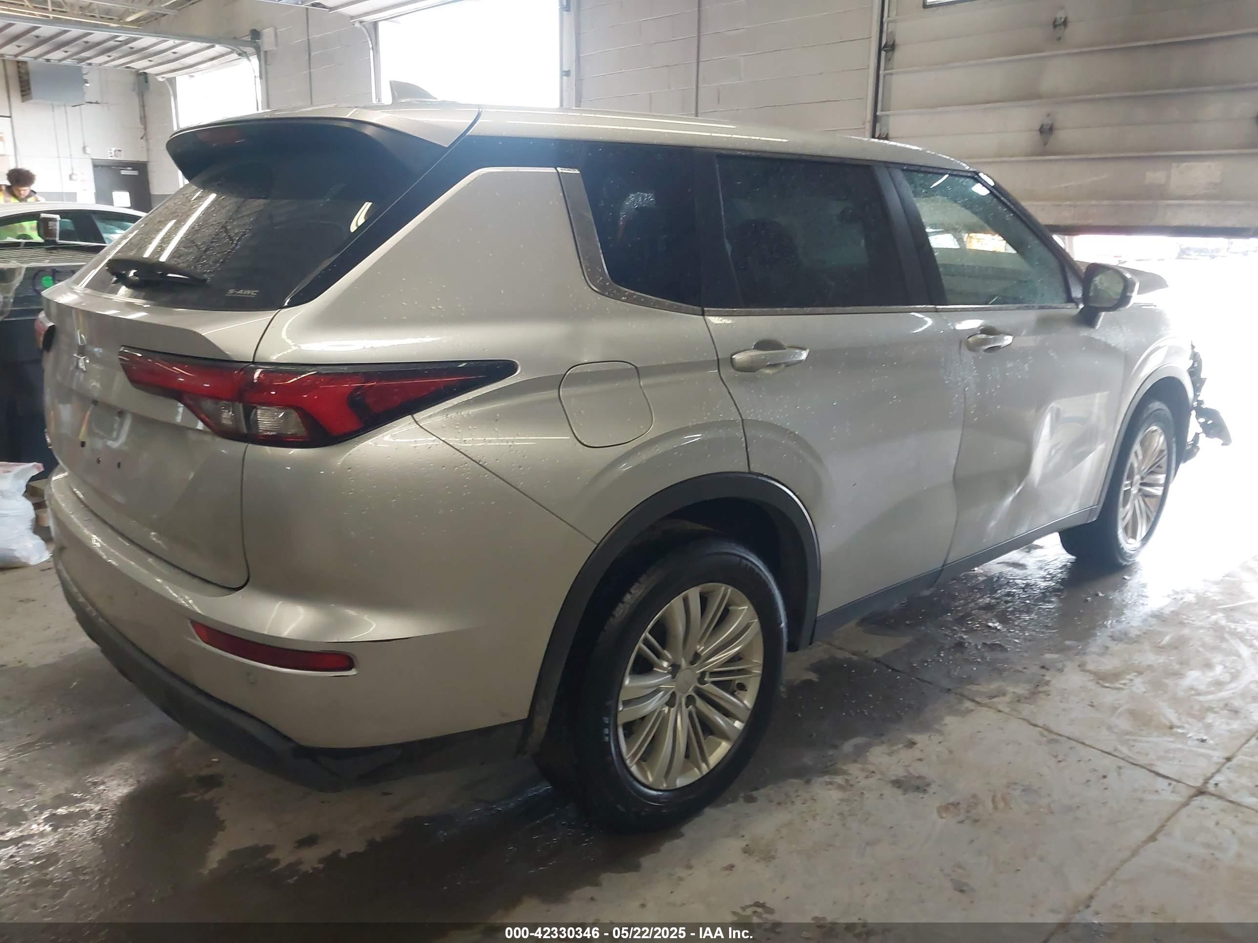 MITSUBISHI OUTLANDER image 4