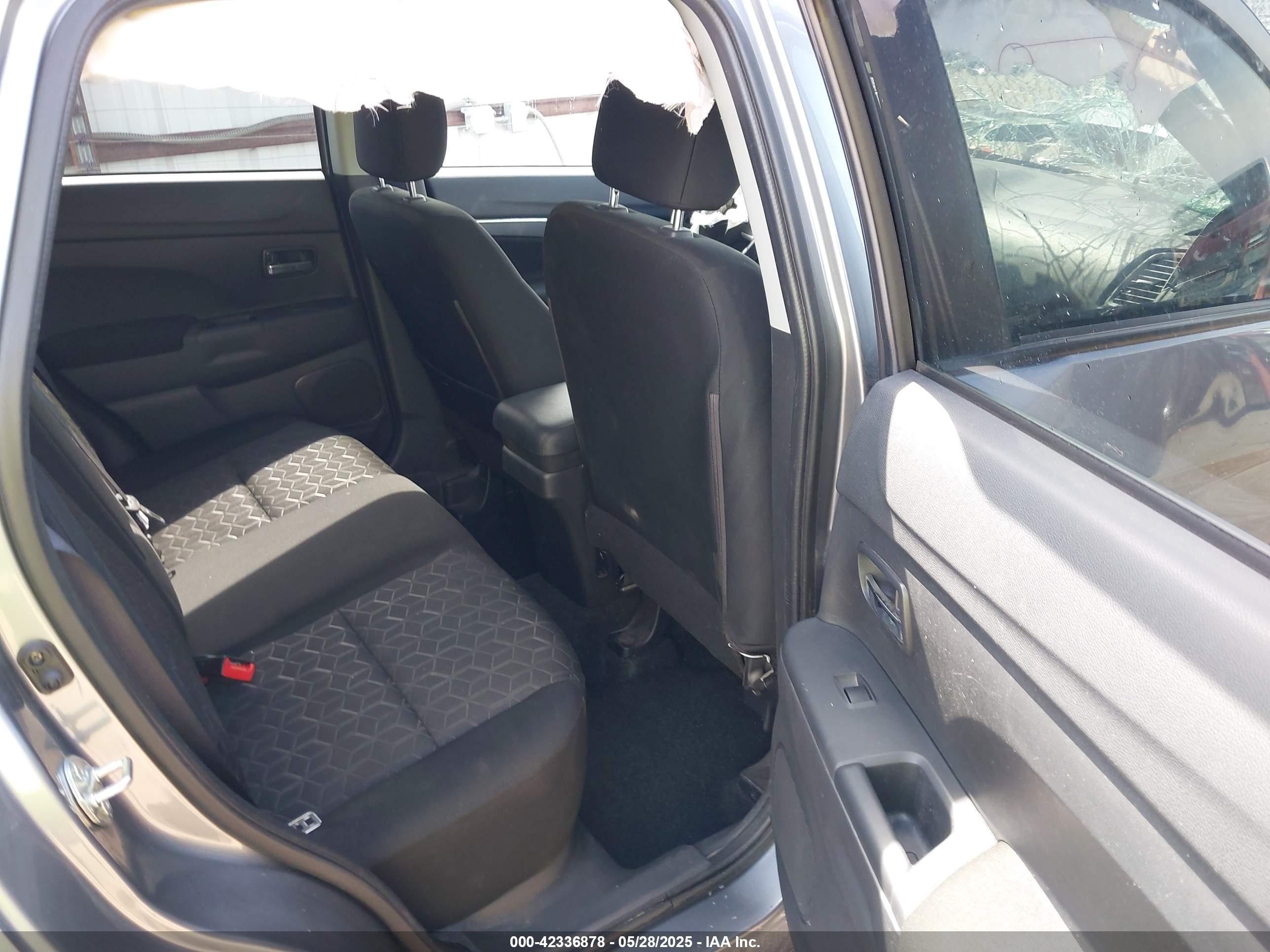 MITSUBISHI OUTLANDER image 8