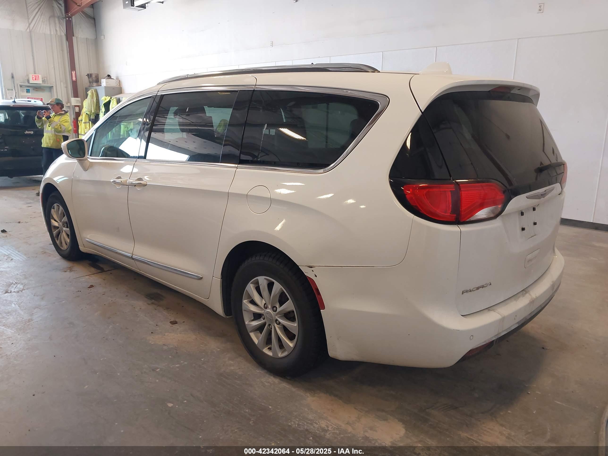 CHRYSLER PACIFICA image 3