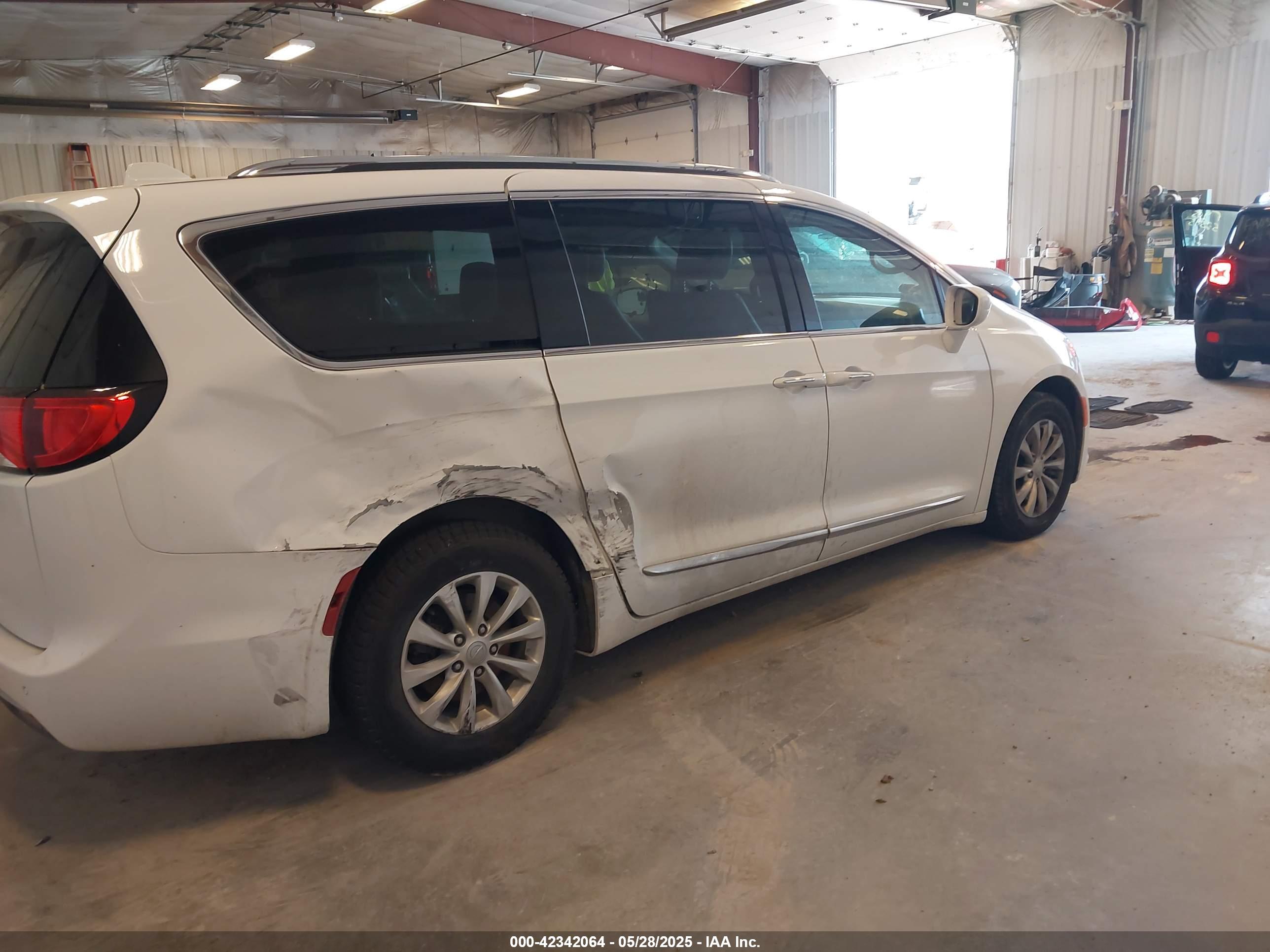 CHRYSLER PACIFICA image 4