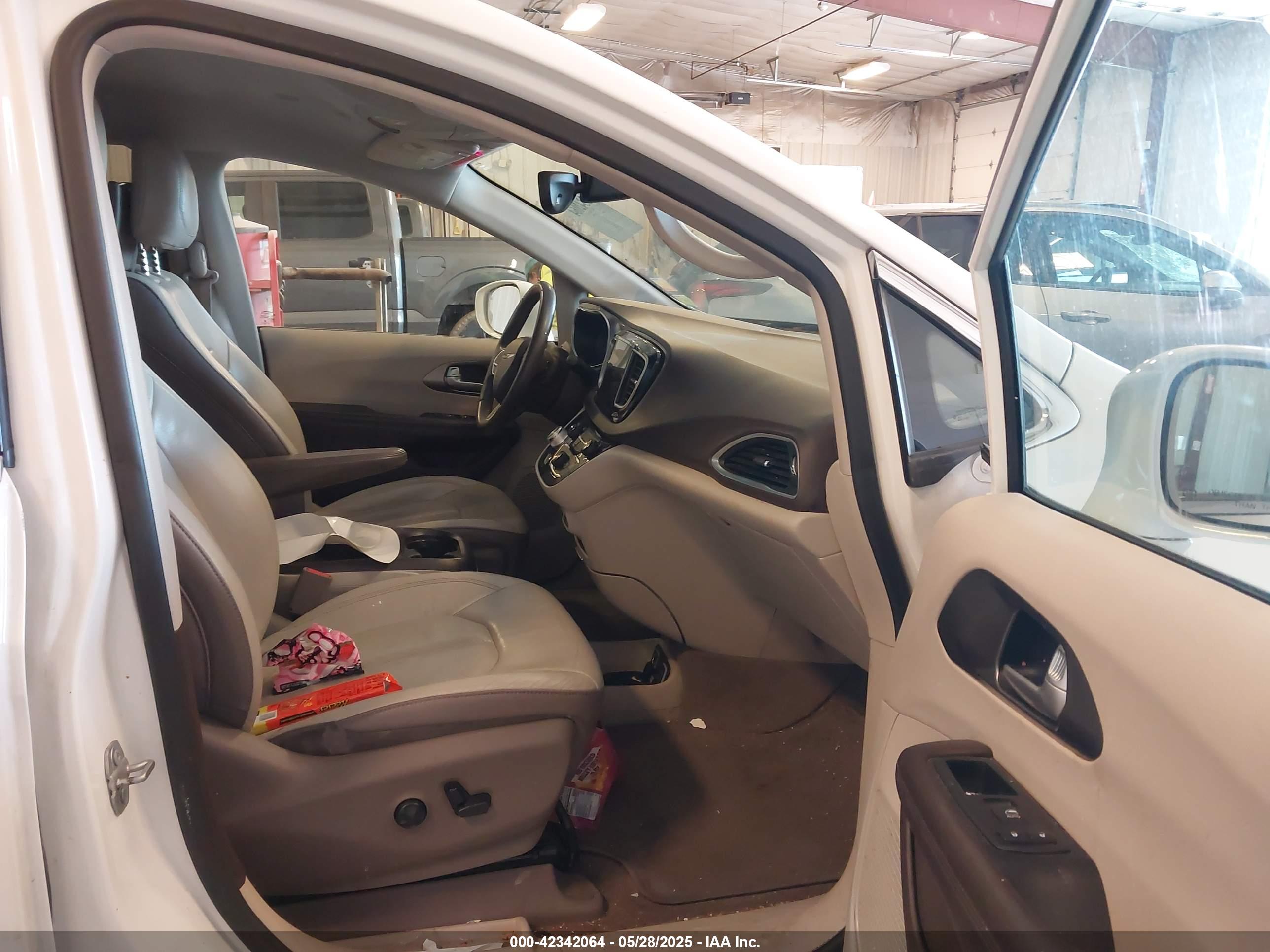 CHRYSLER PACIFICA image 5