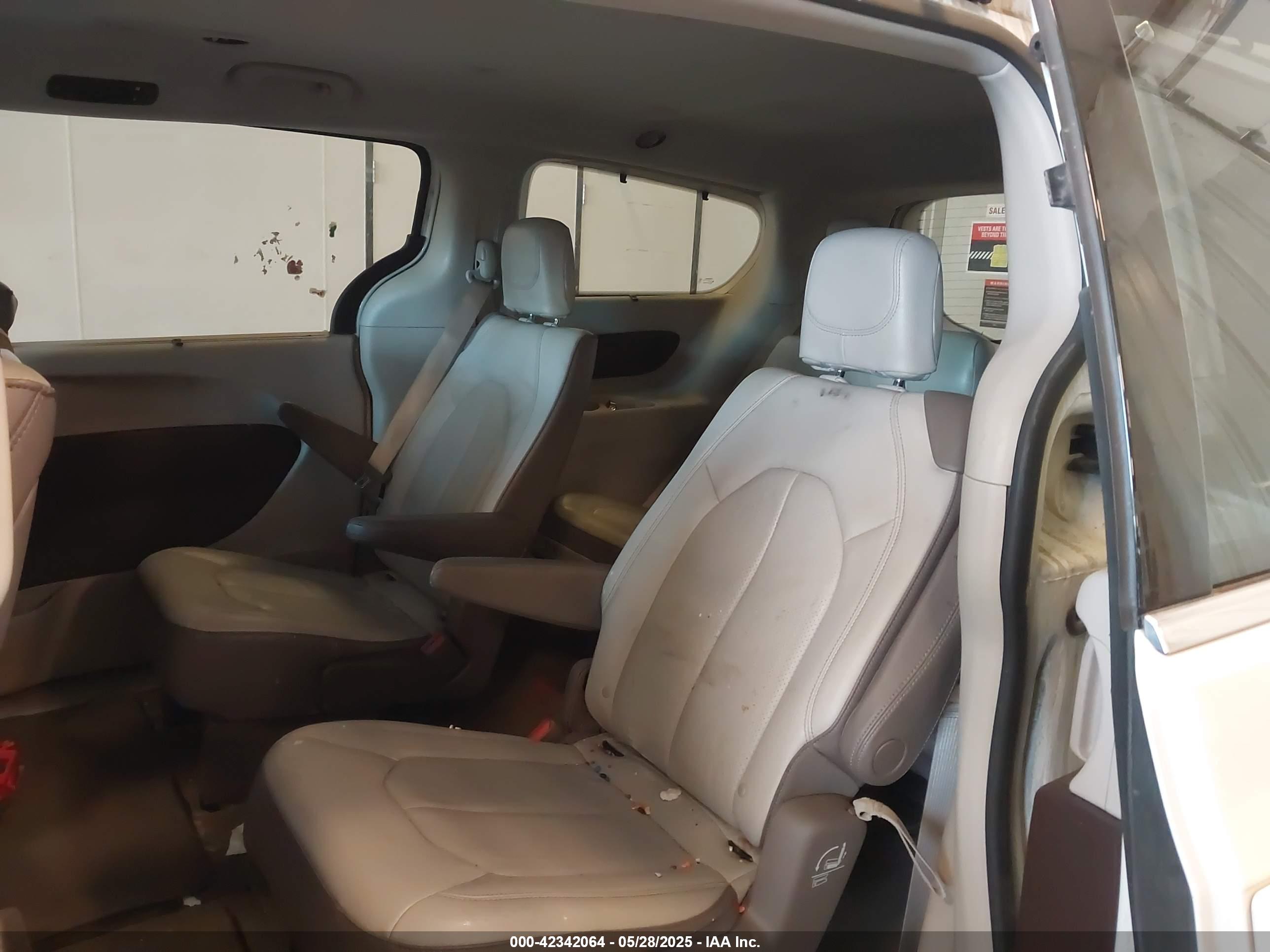 CHRYSLER PACIFICA image 8