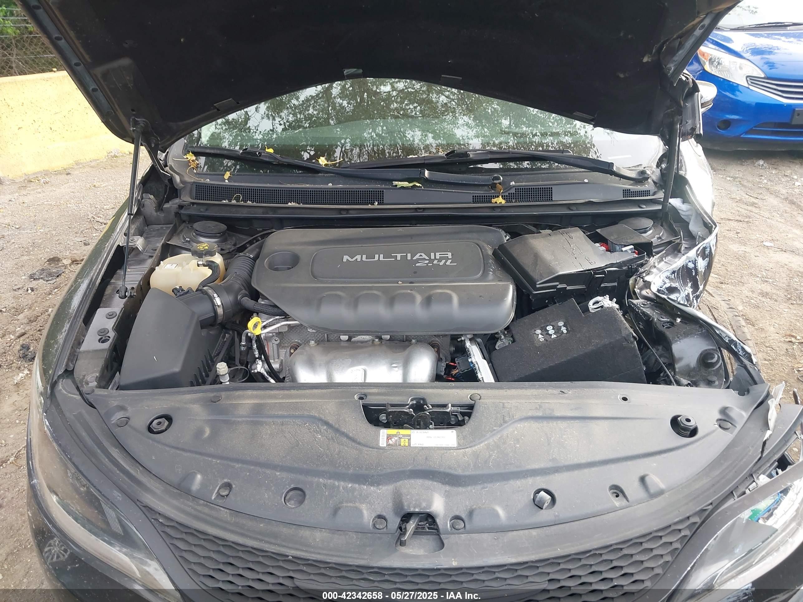 CHRYSLER 200 image 10