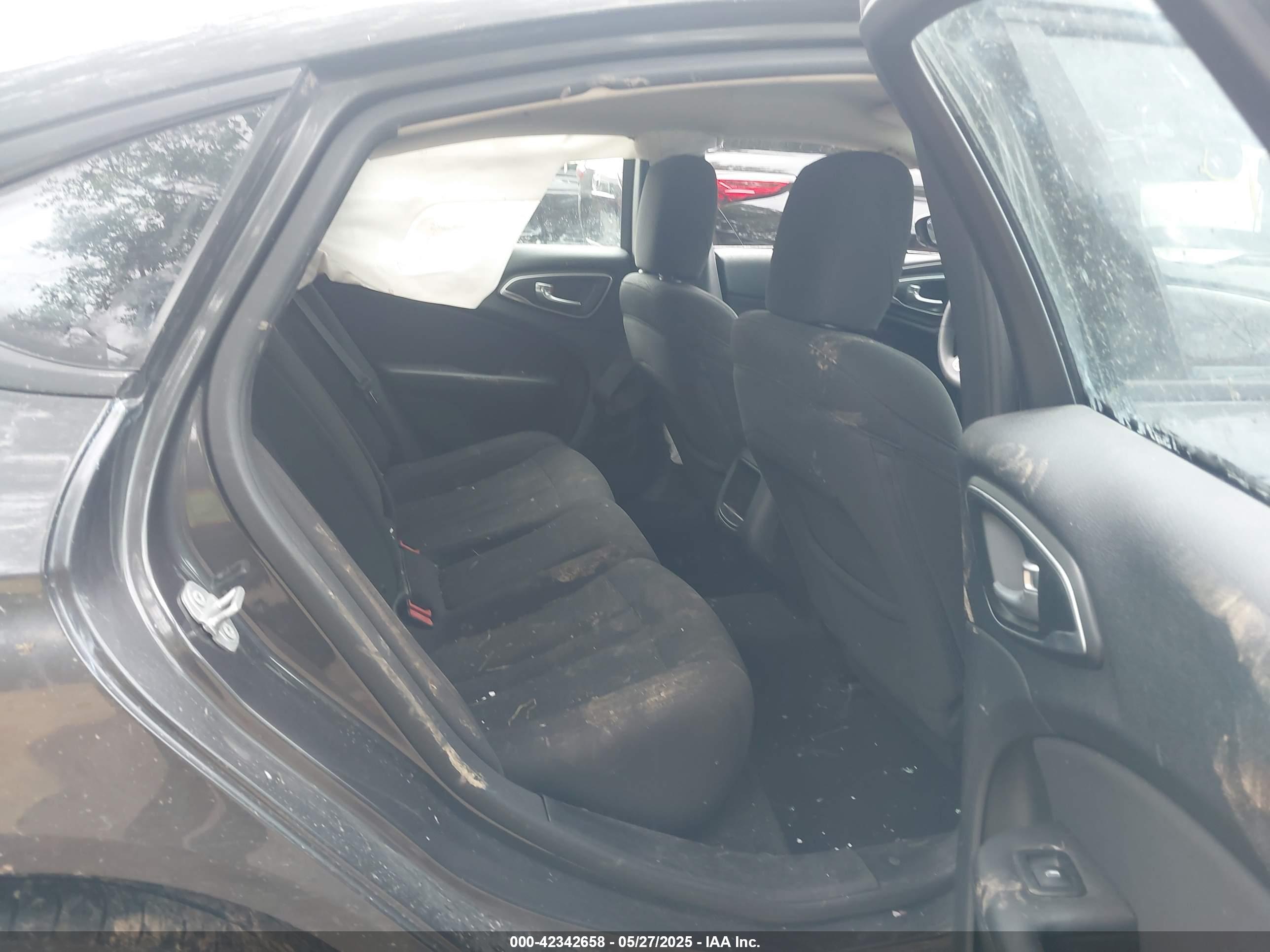 CHRYSLER 200 image 8