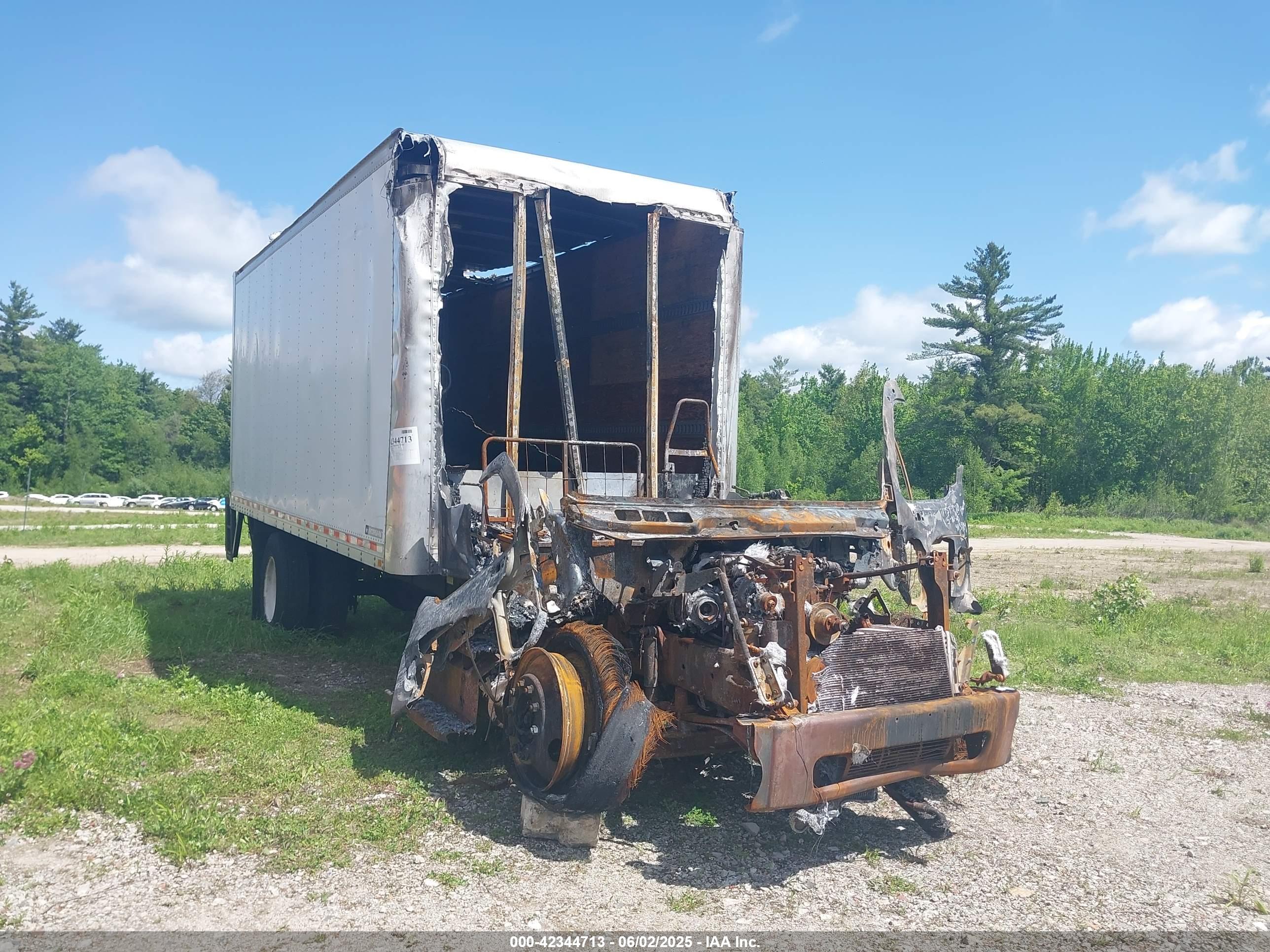 FREIGHTLINER M2 image 2