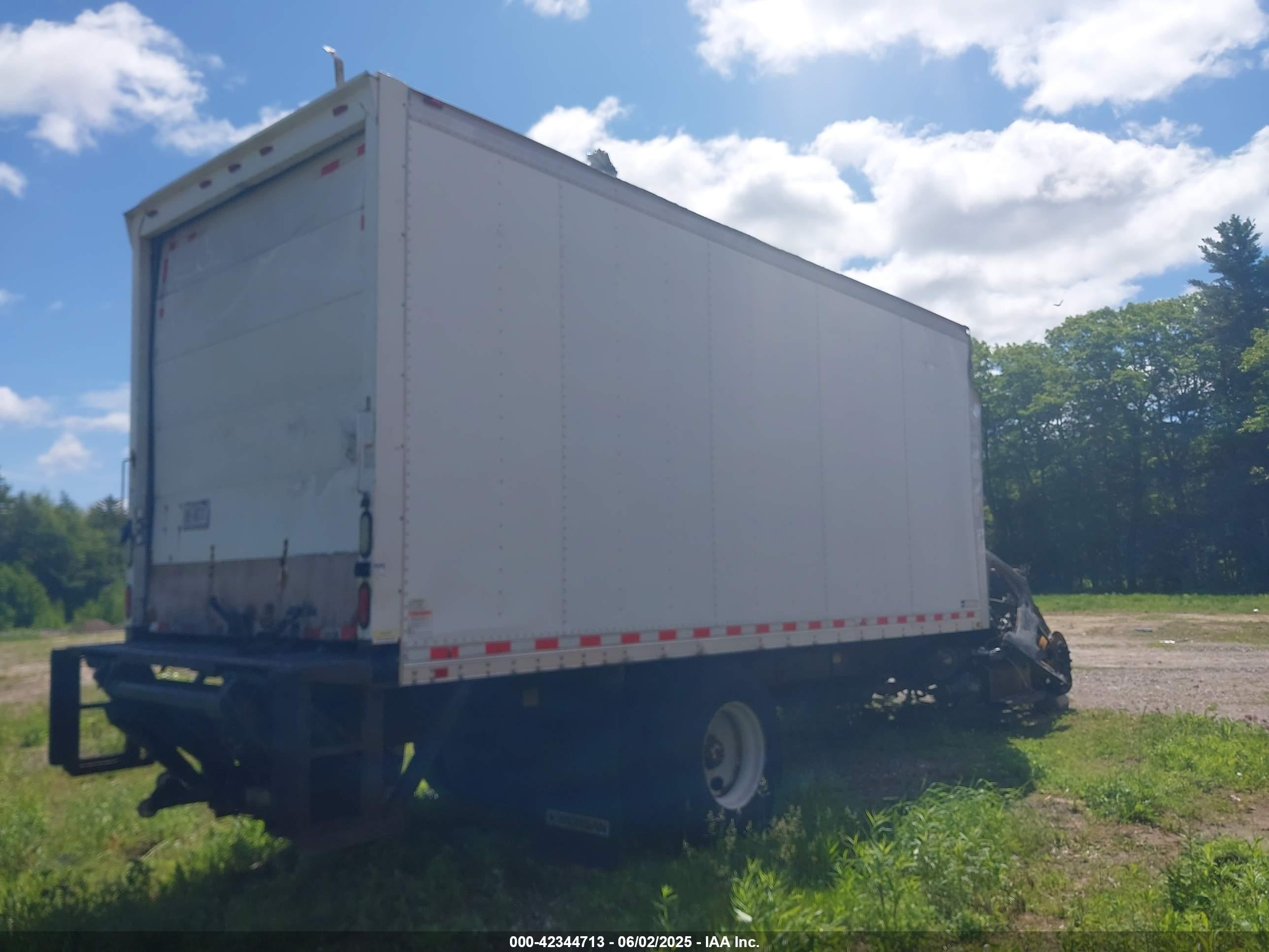 FREIGHTLINER M2 image 3