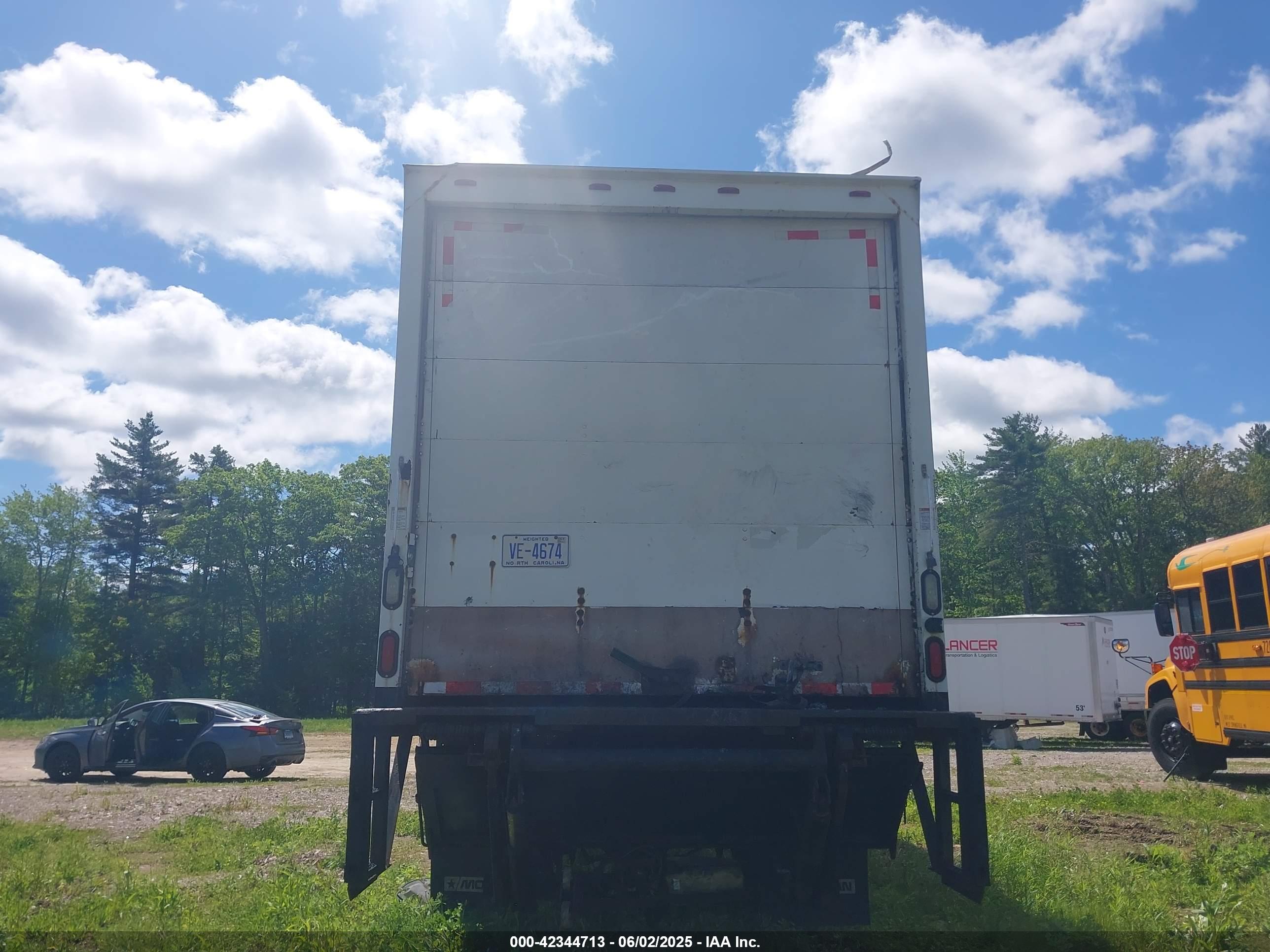 FREIGHTLINER M2 image 8