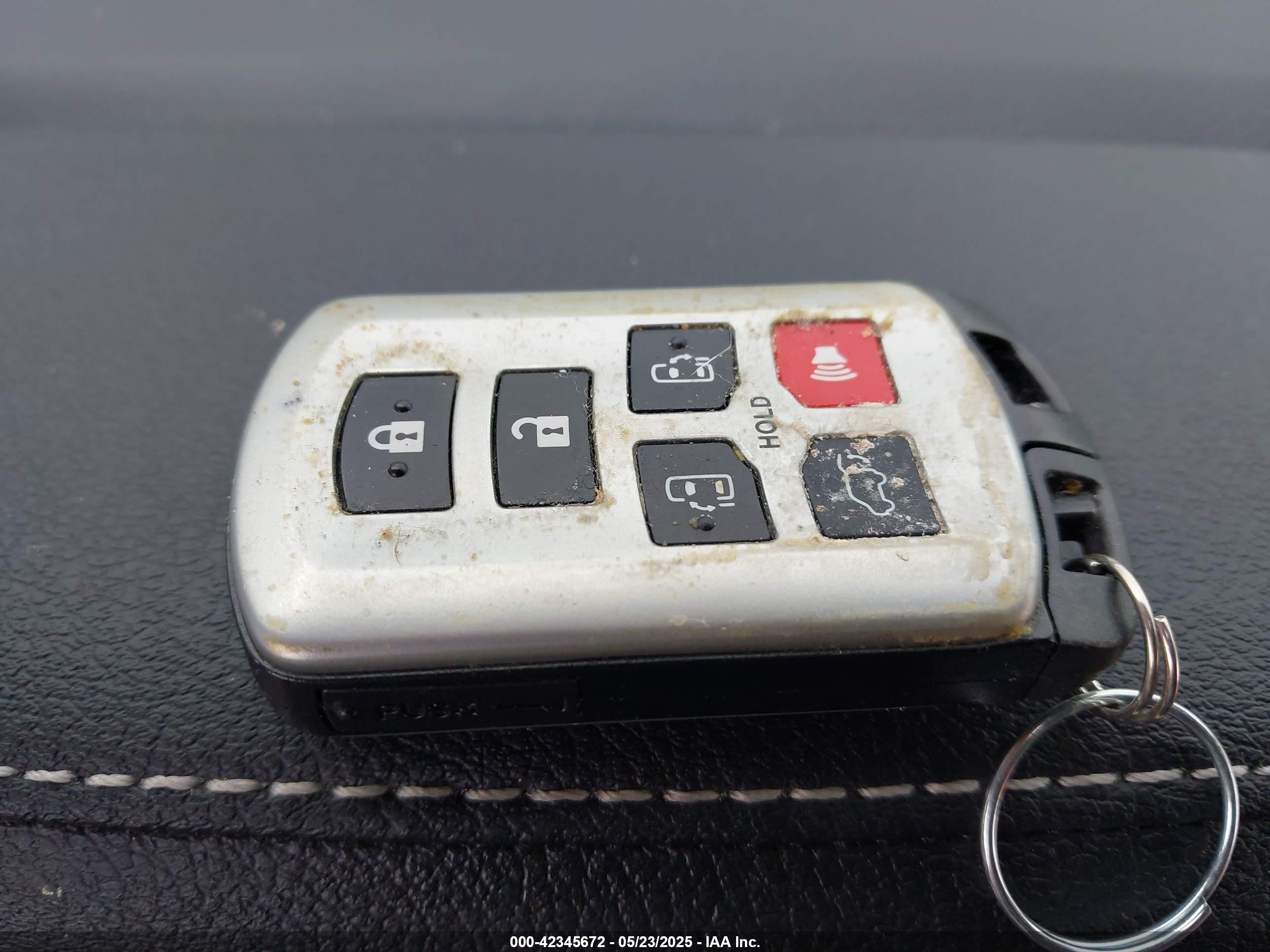 TOYOTA SIENNA image 11