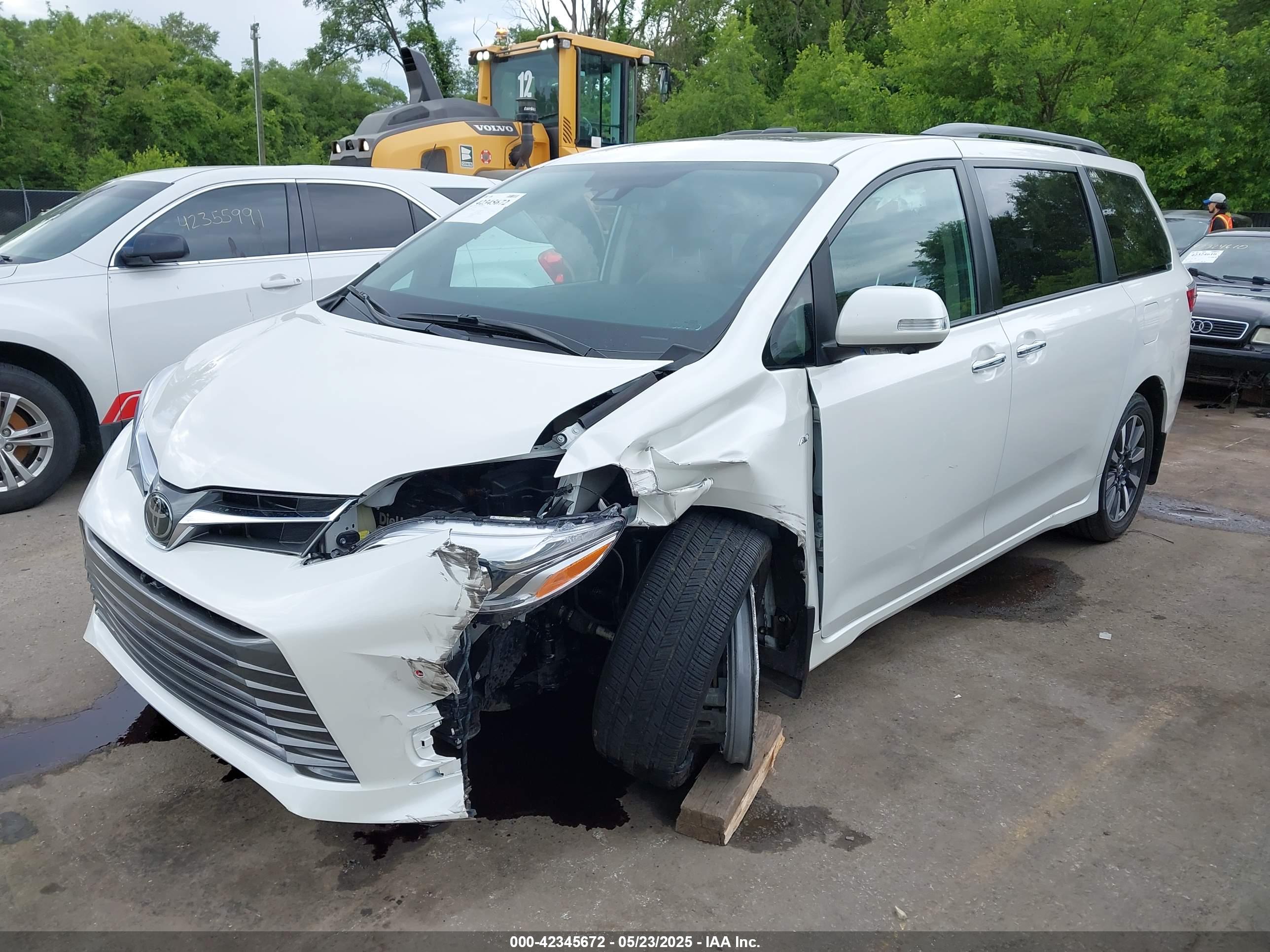 TOYOTA SIENNA image 2