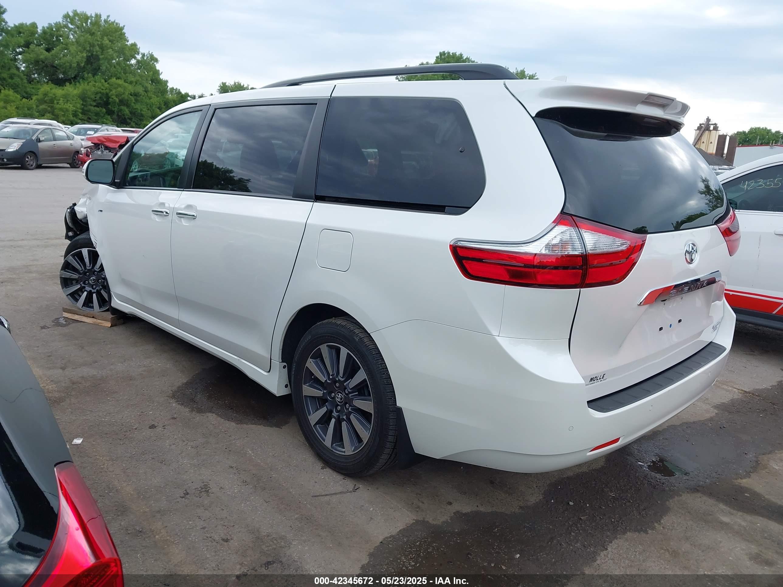 TOYOTA SIENNA image 3