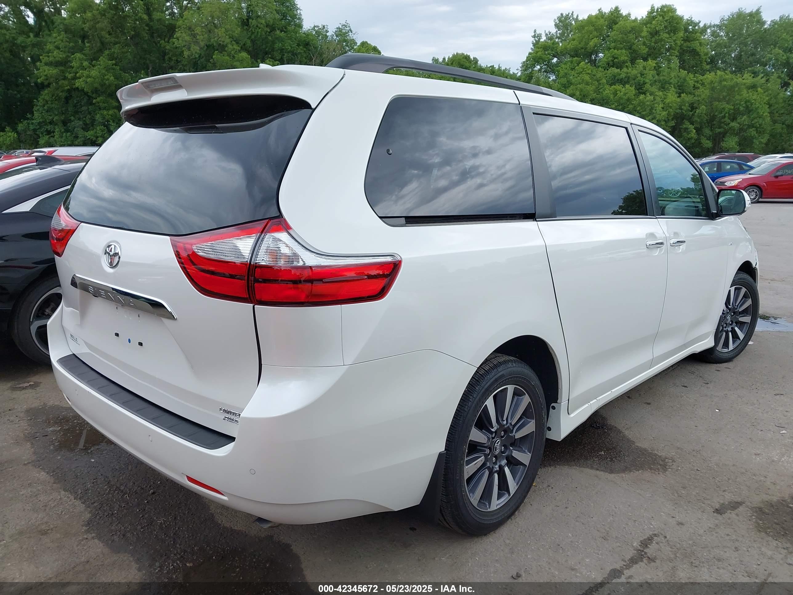 TOYOTA SIENNA image 4