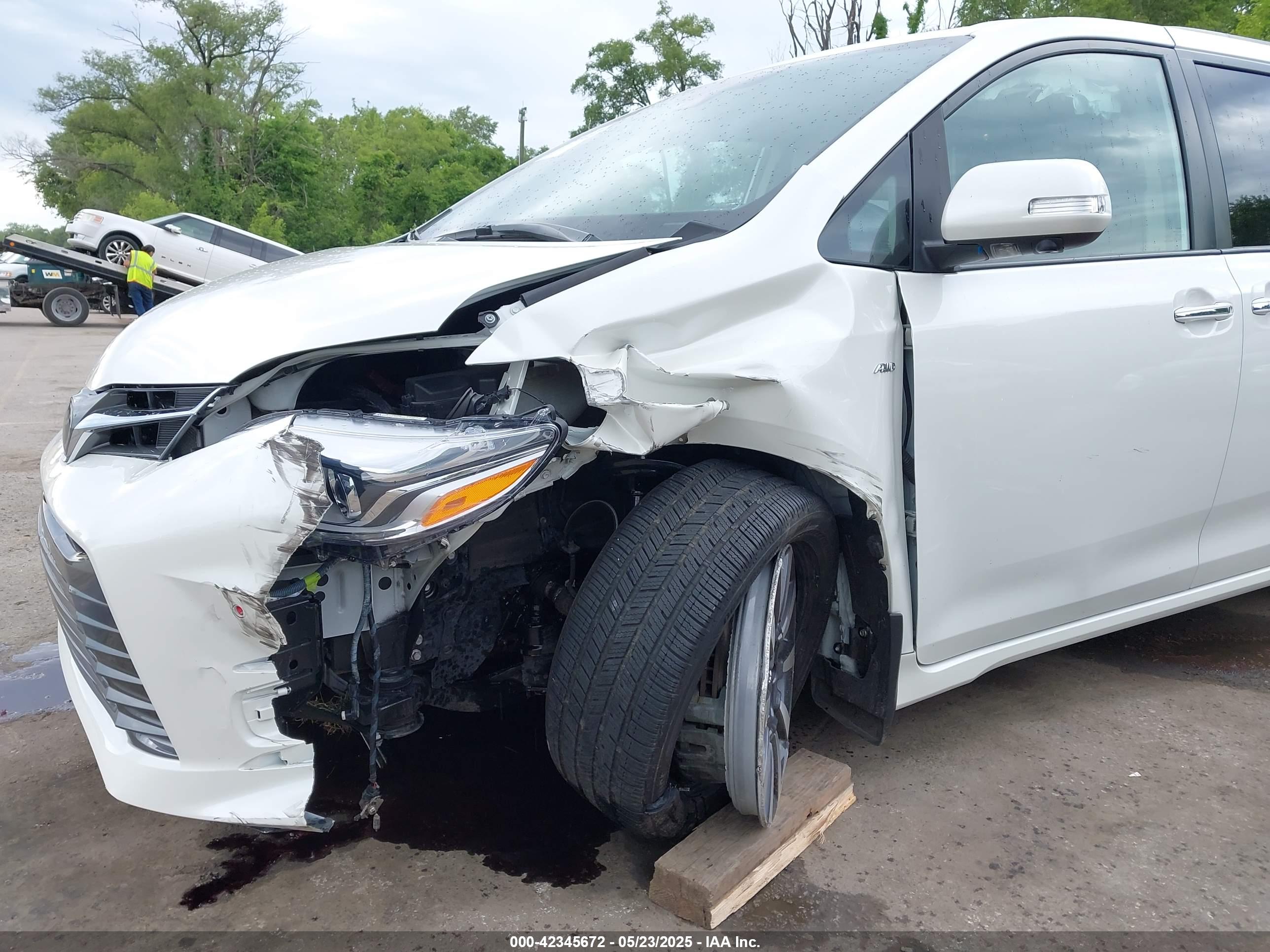 TOYOTA SIENNA image 6