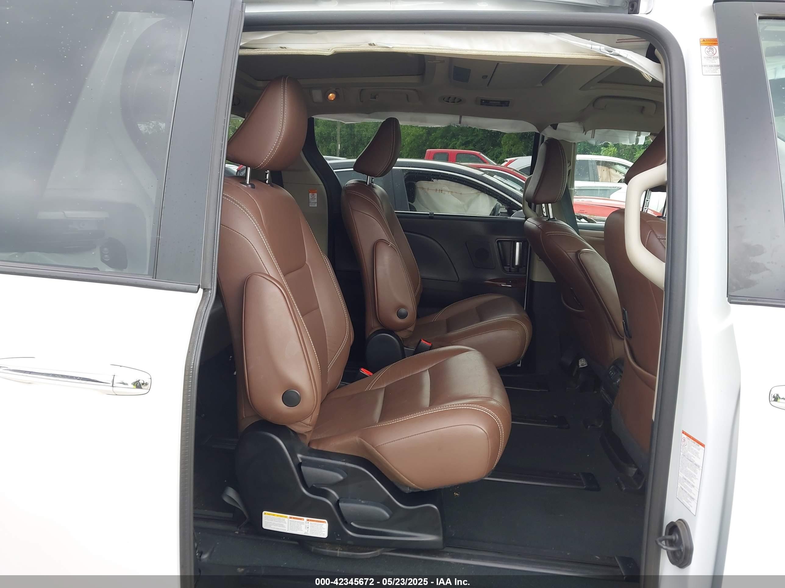 TOYOTA SIENNA image 8
