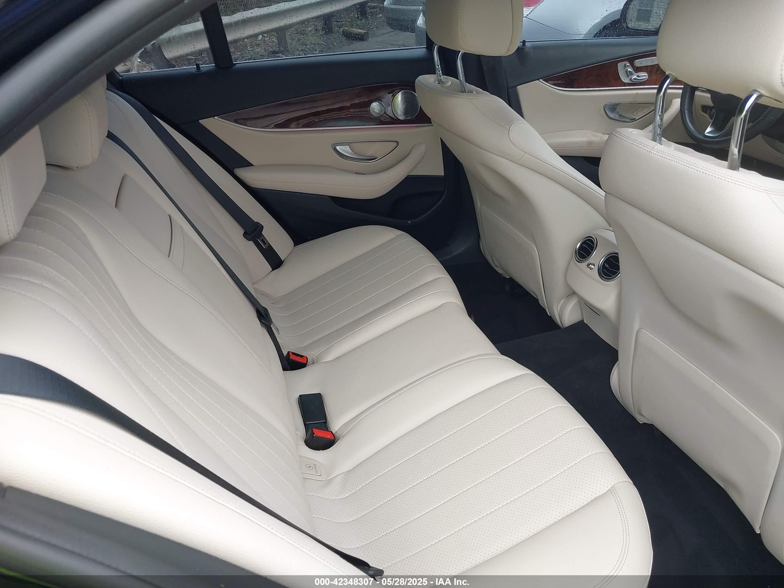 MERCEDES-BENZ E image 8