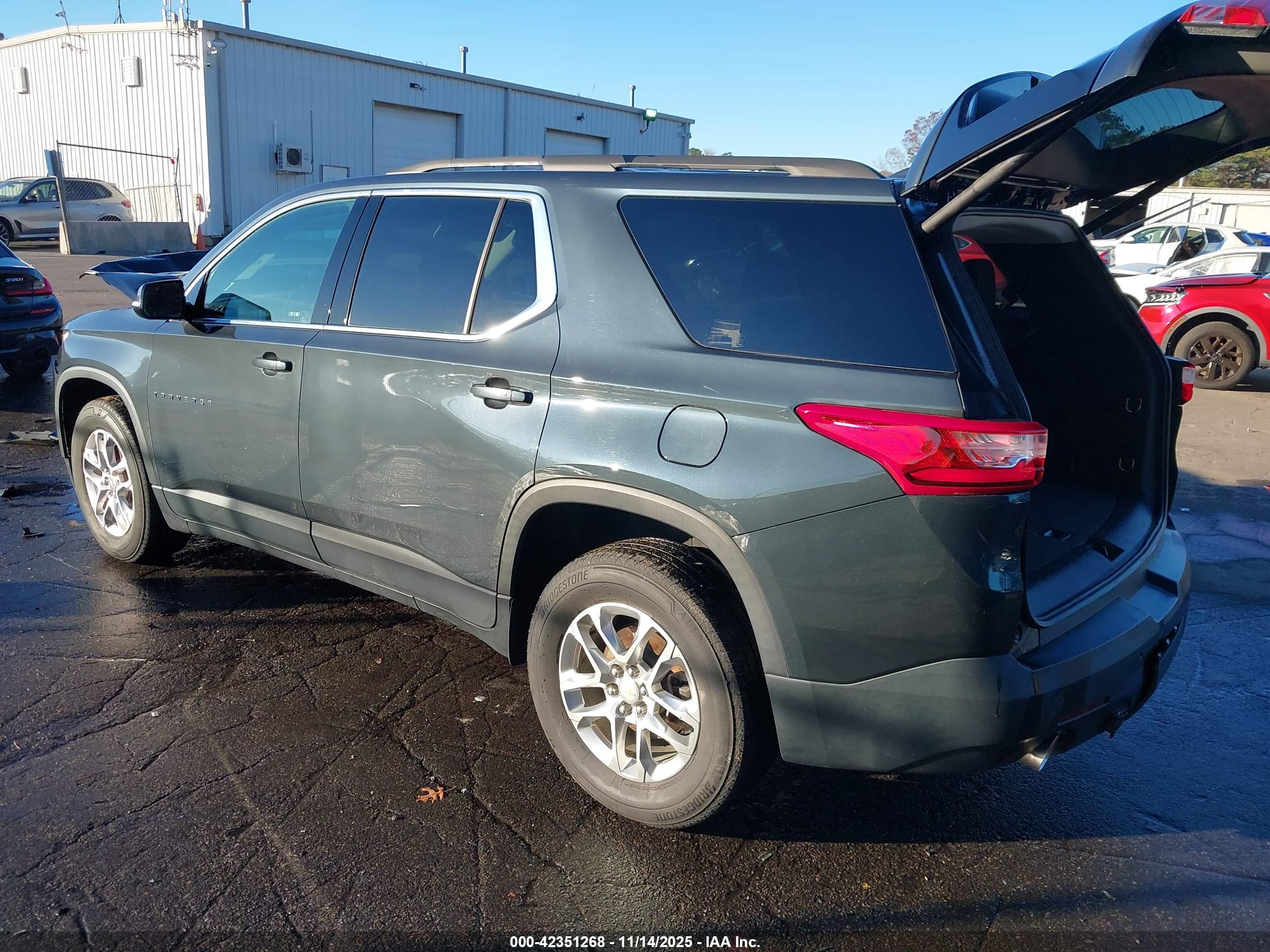 CHEVROLET TRAVERSE image 3