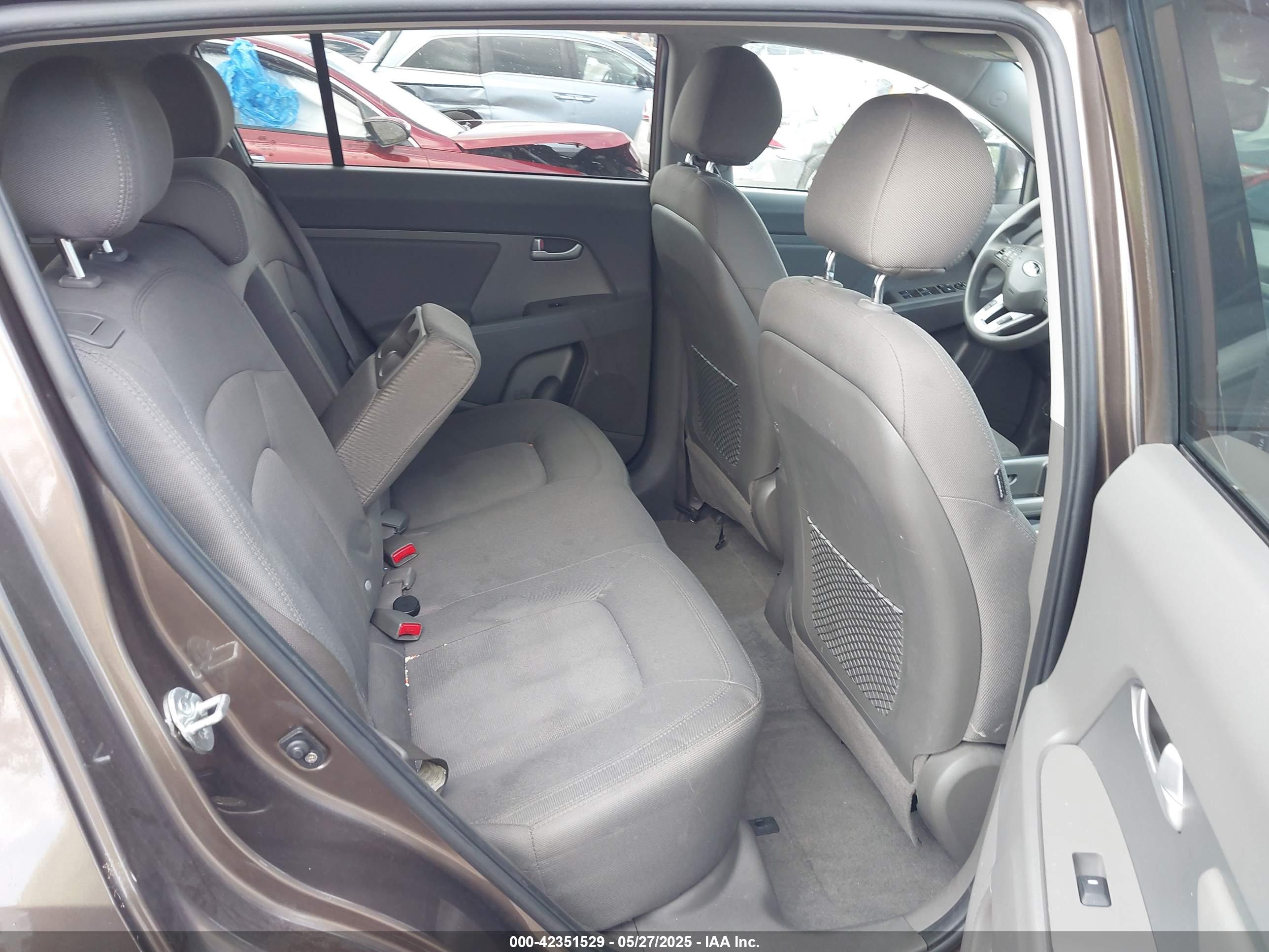 KIA SPORTAGE image 8