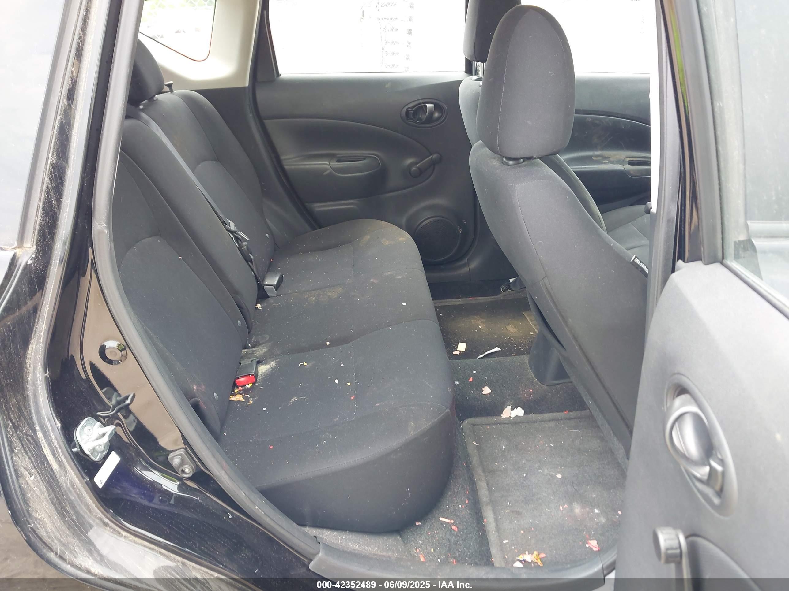 NISSAN VERSA image 8