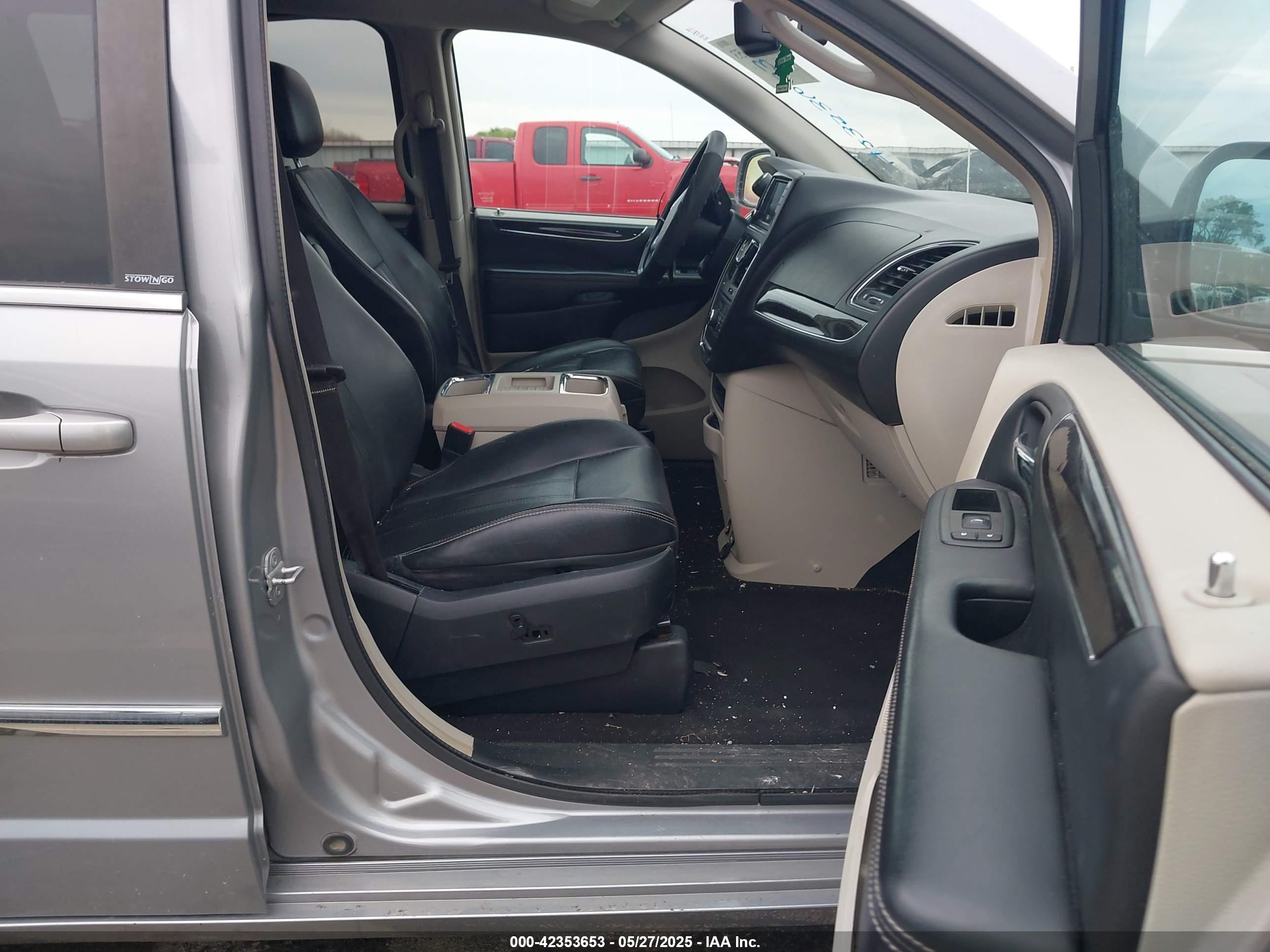 CHRYSLER TOWN image 5