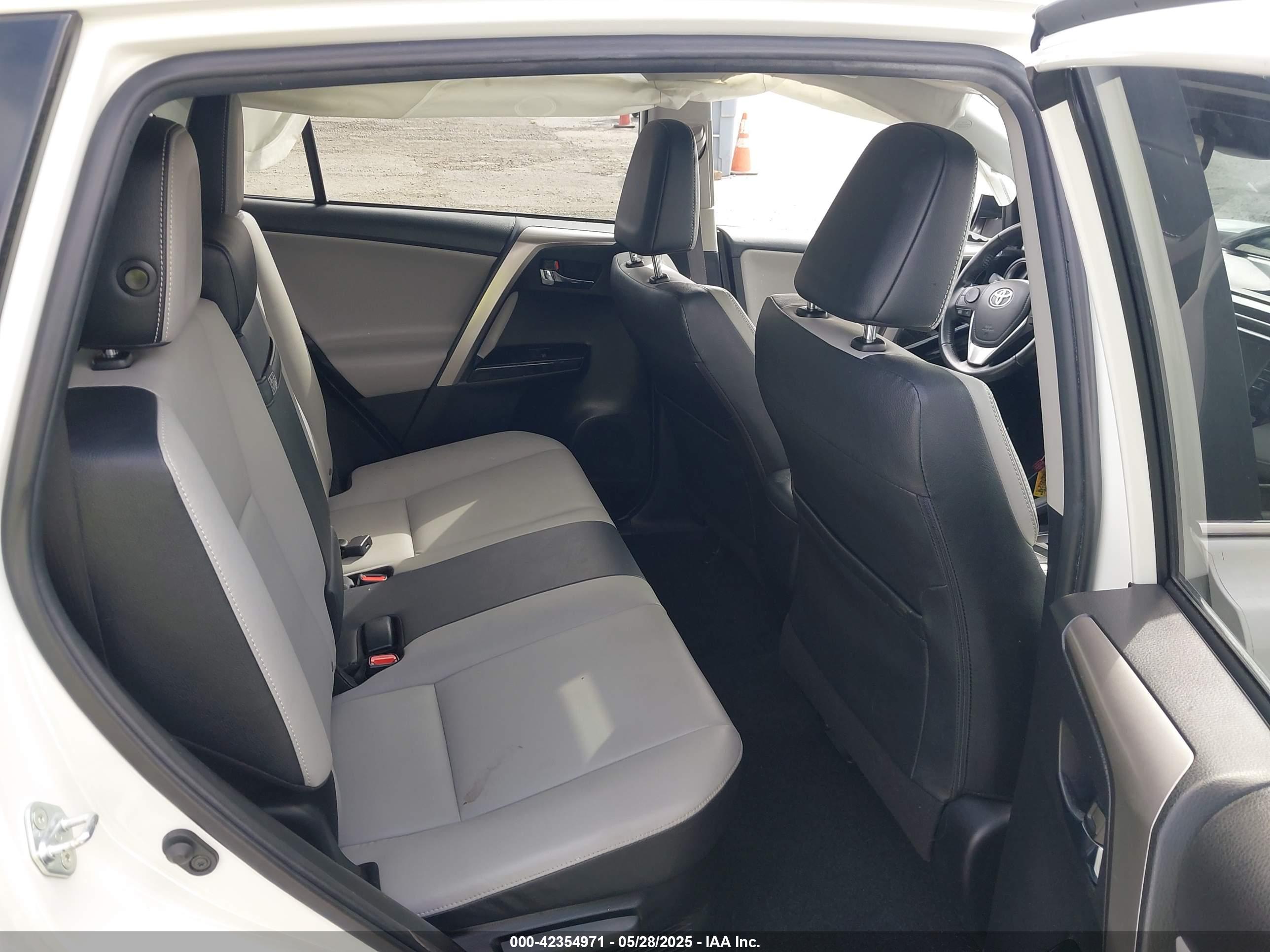 TOYOTA RAV4 image 8