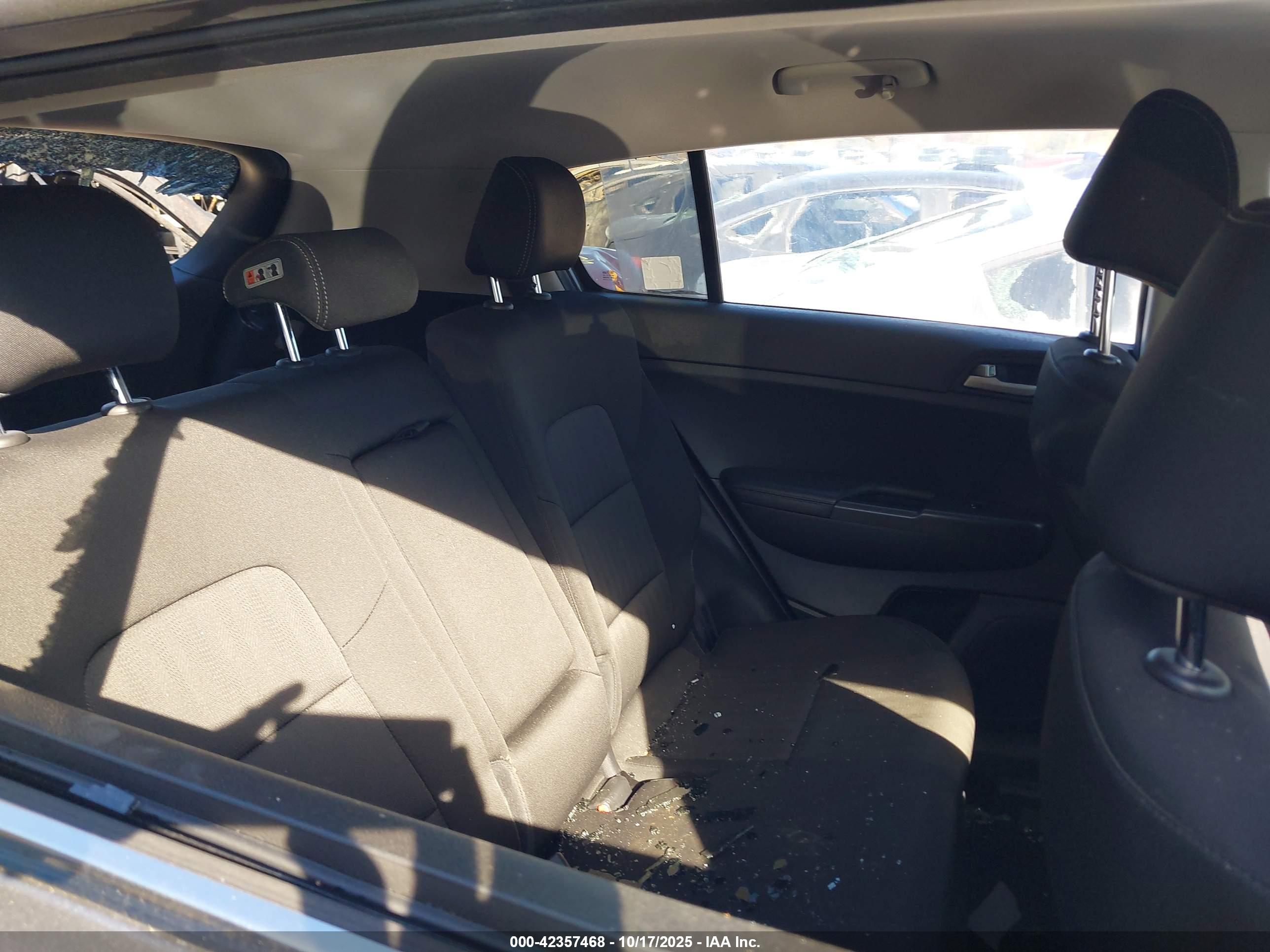 KIA SPORTAGE image 8