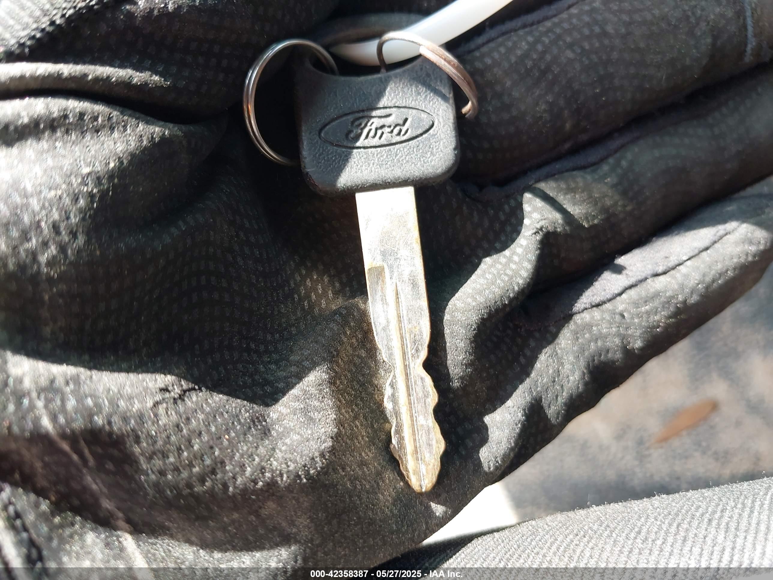 FORD CROWN image 11