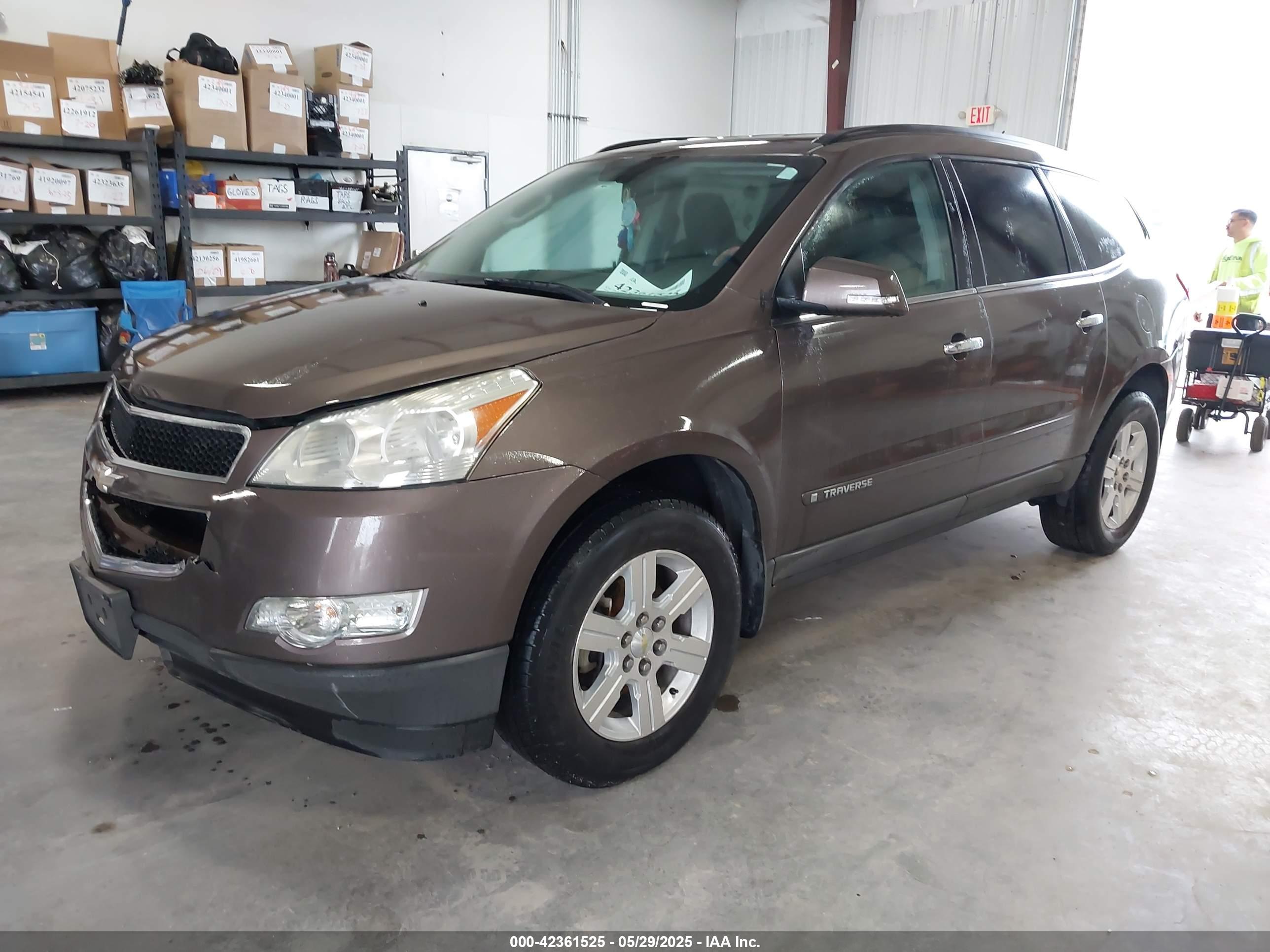 CHEVROLET TRAVERSE image 2