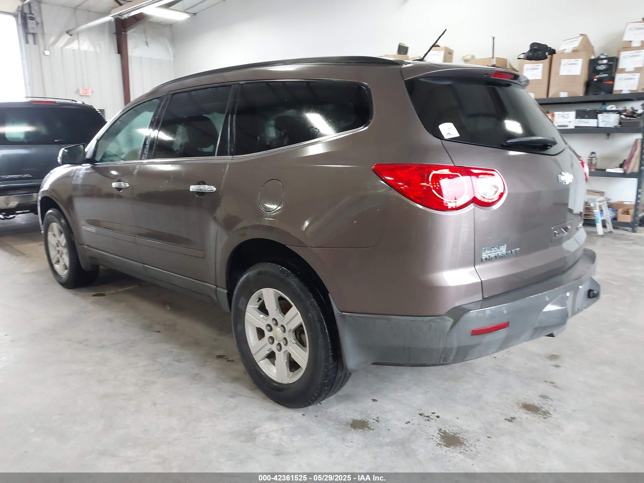 CHEVROLET TRAVERSE image 3