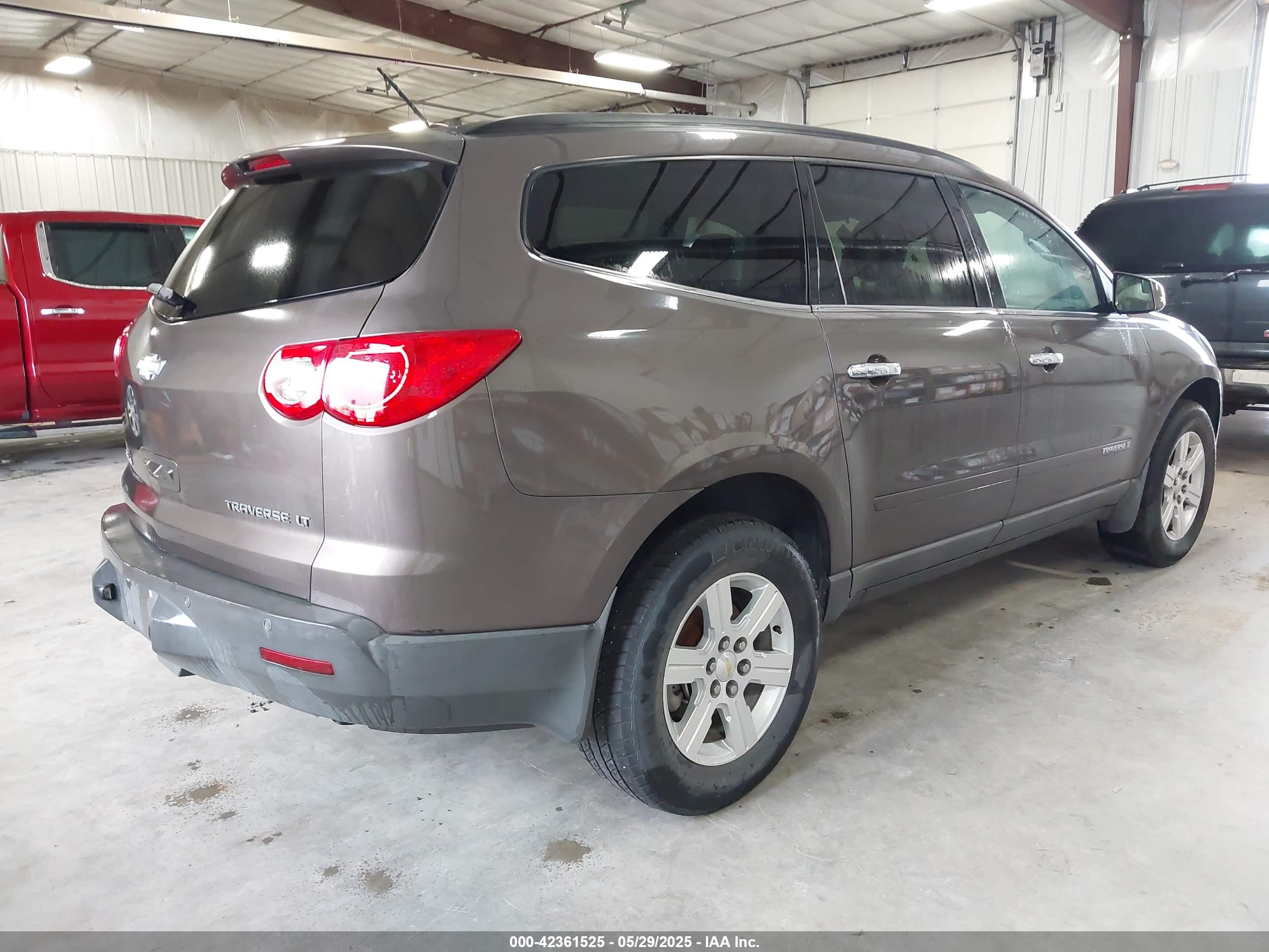 CHEVROLET TRAVERSE image 4
