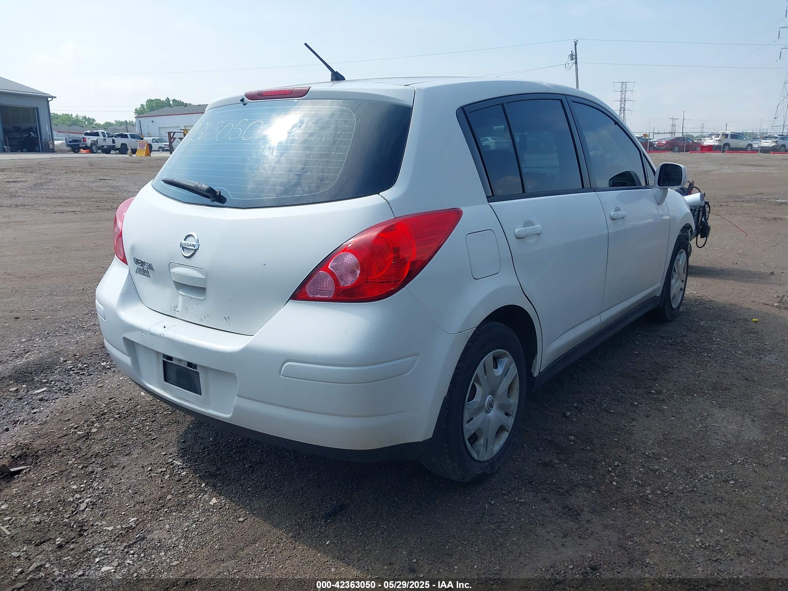 NISSAN VERSA image 4