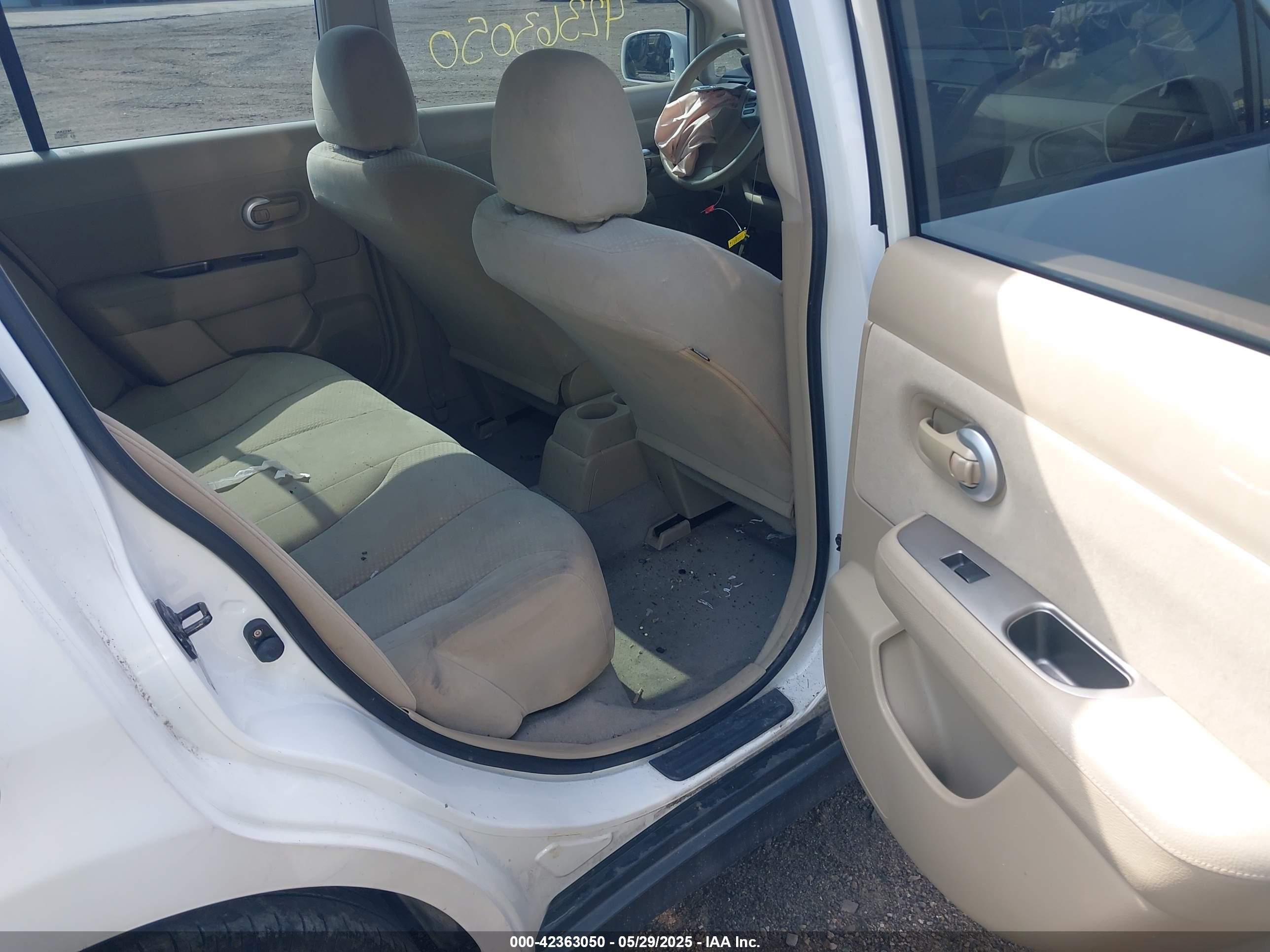 NISSAN VERSA image 8