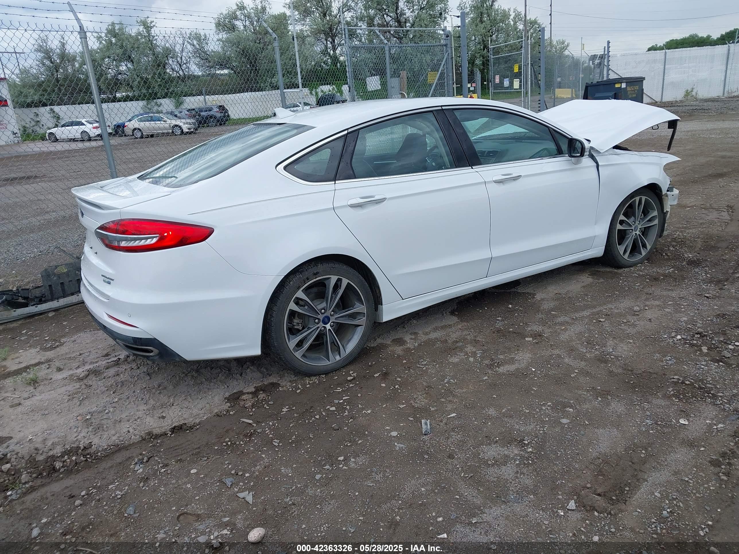 FORD FUSION image 4