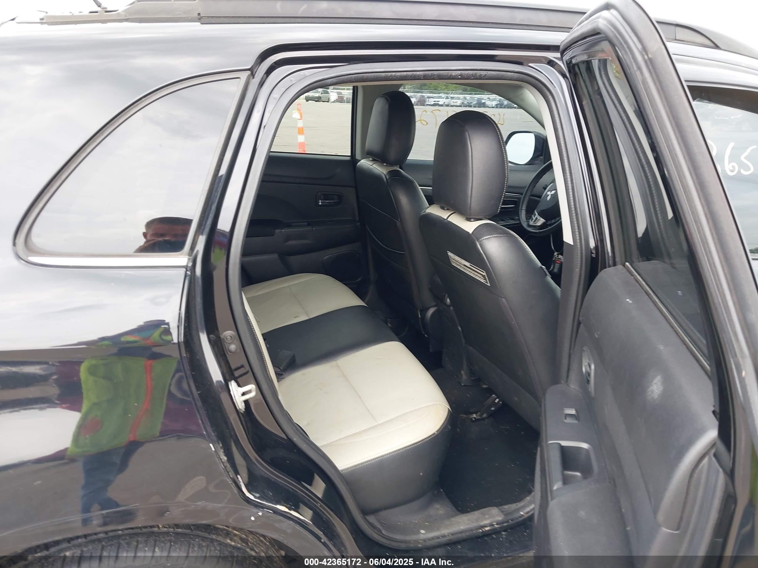 MITSUBISHI OUTLANDER image 8