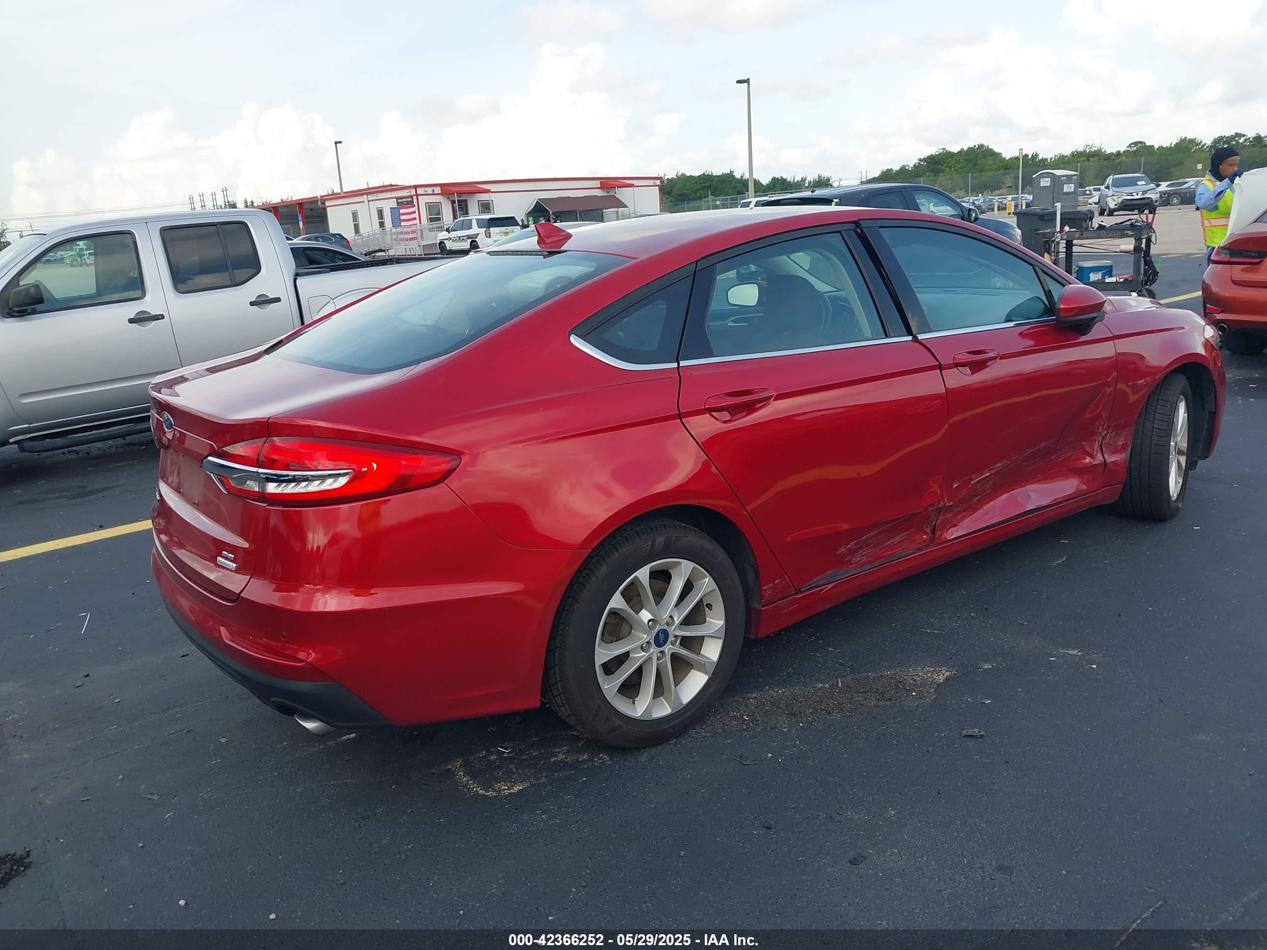 FORD FUSION image 4