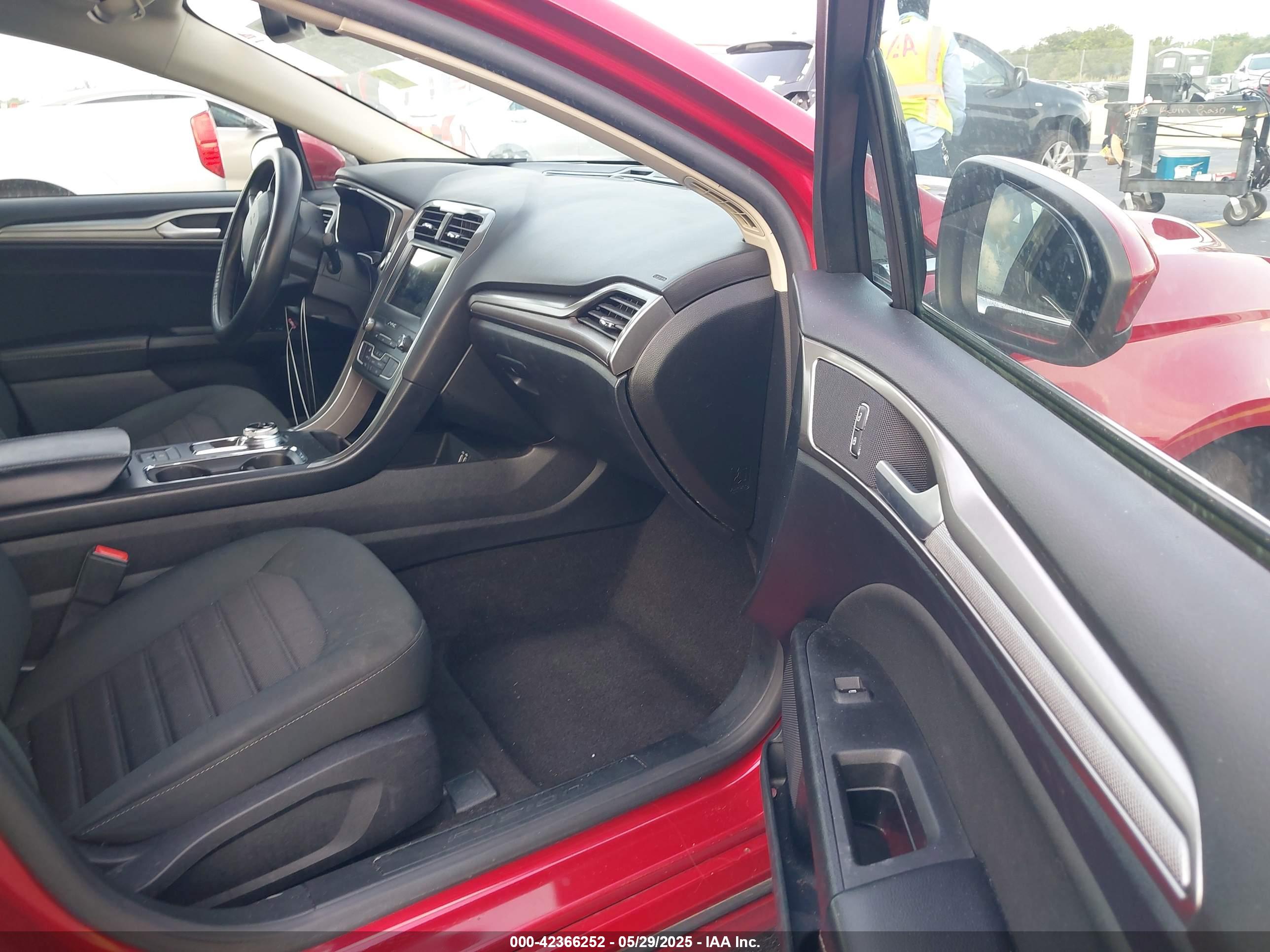 FORD FUSION image 5
