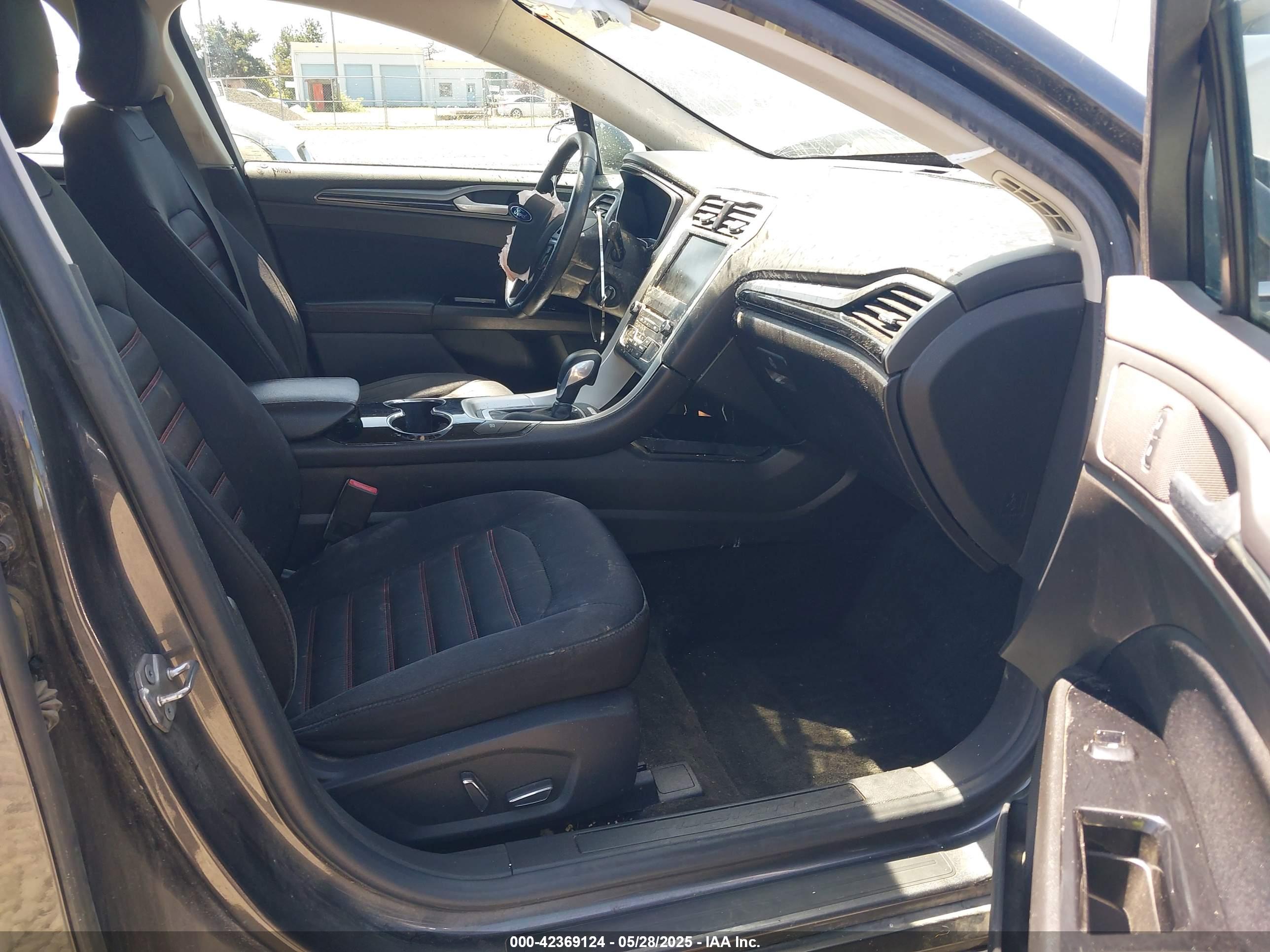 FORD FUSION image 5