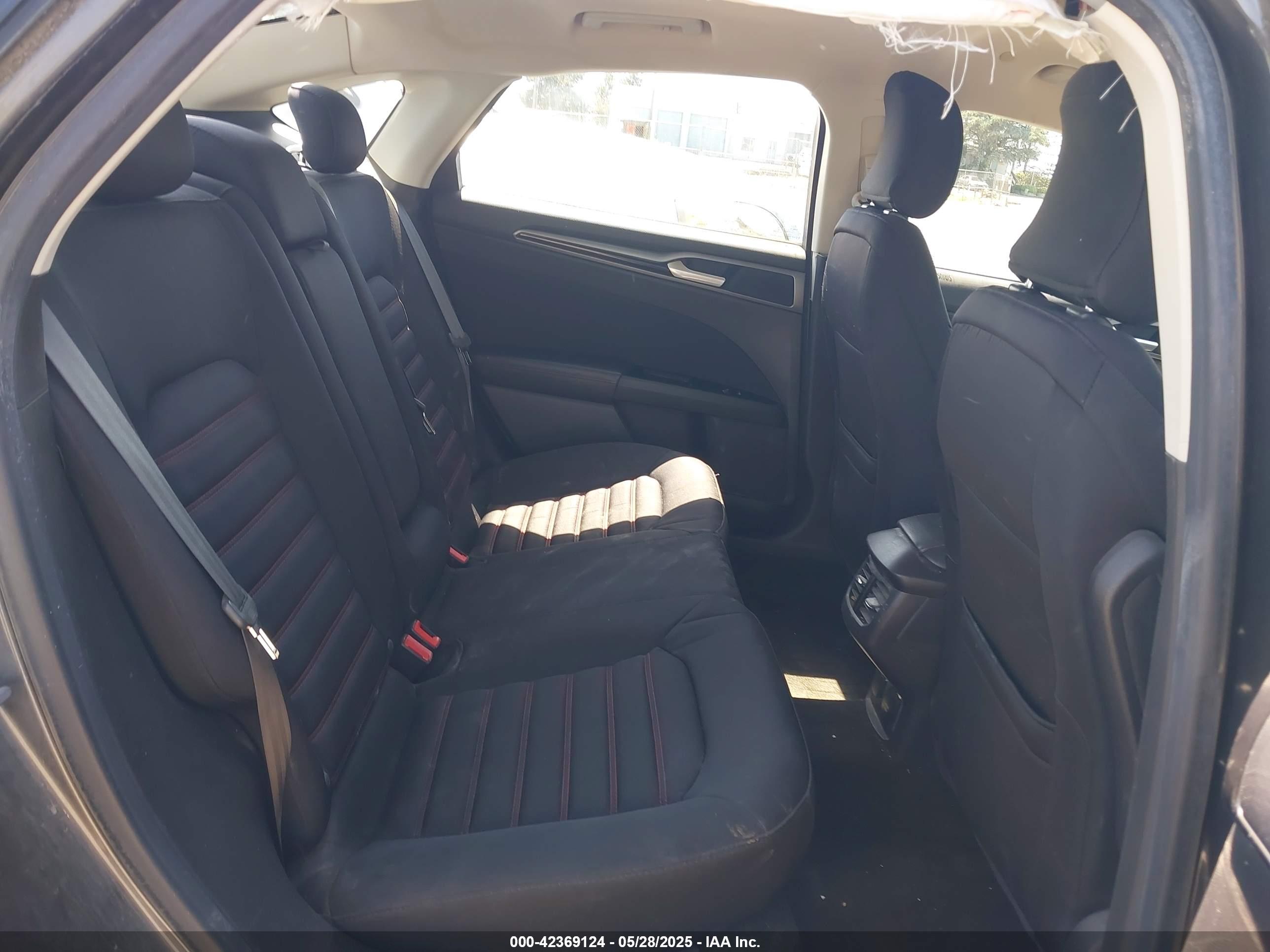 FORD FUSION image 8