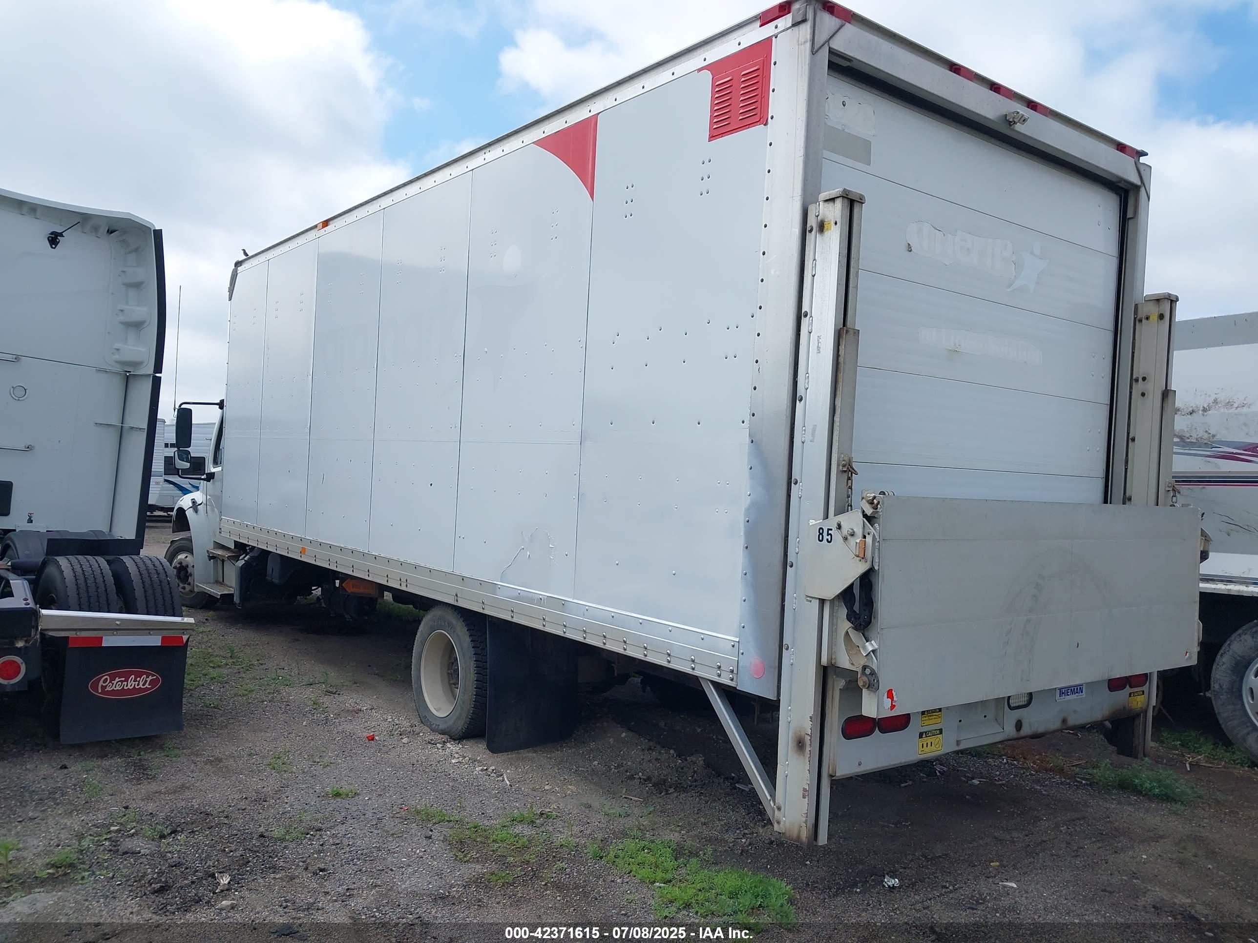 FREIGHTLINER M2 image 3