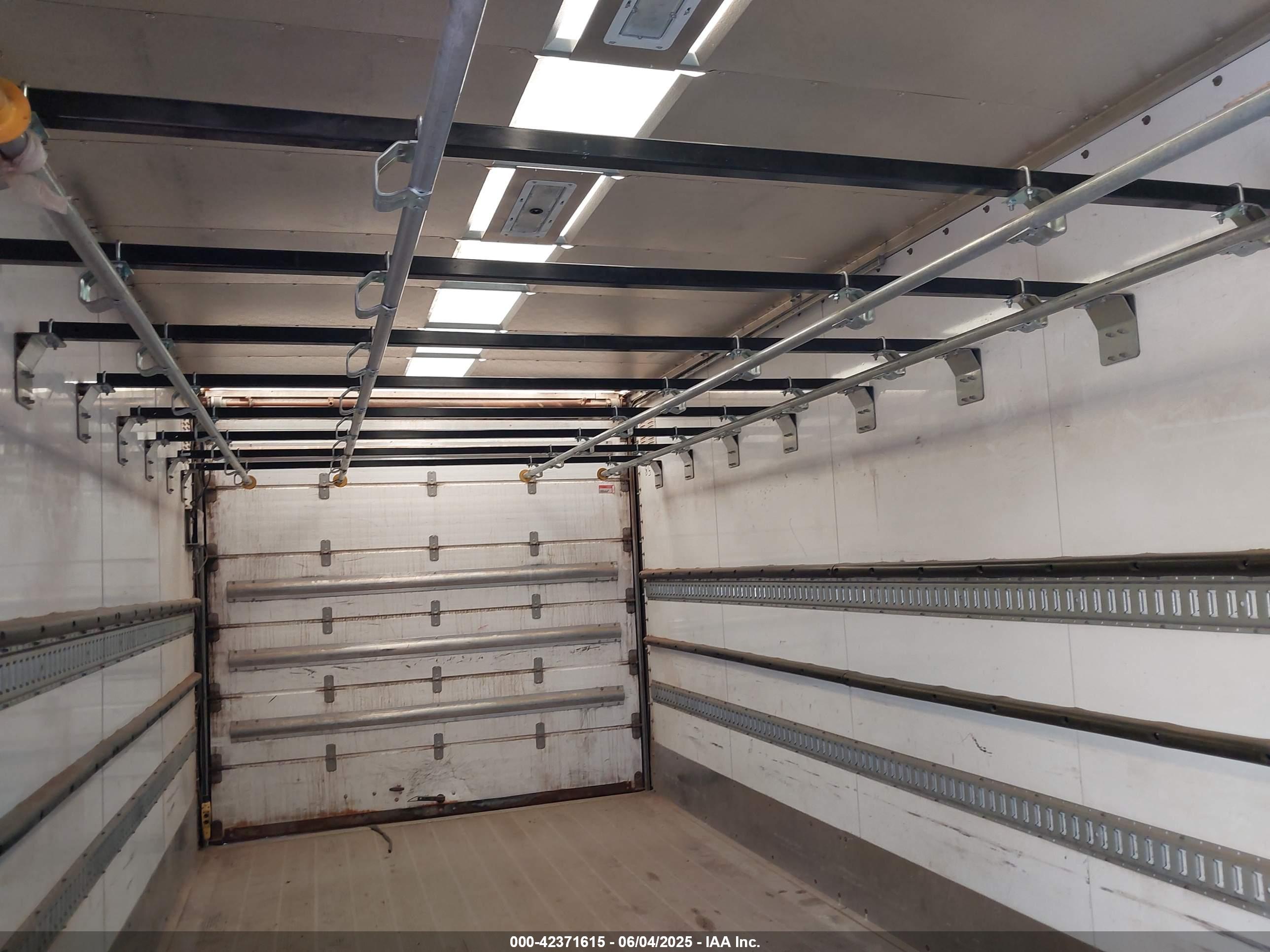 FREIGHTLINER M2 image 7