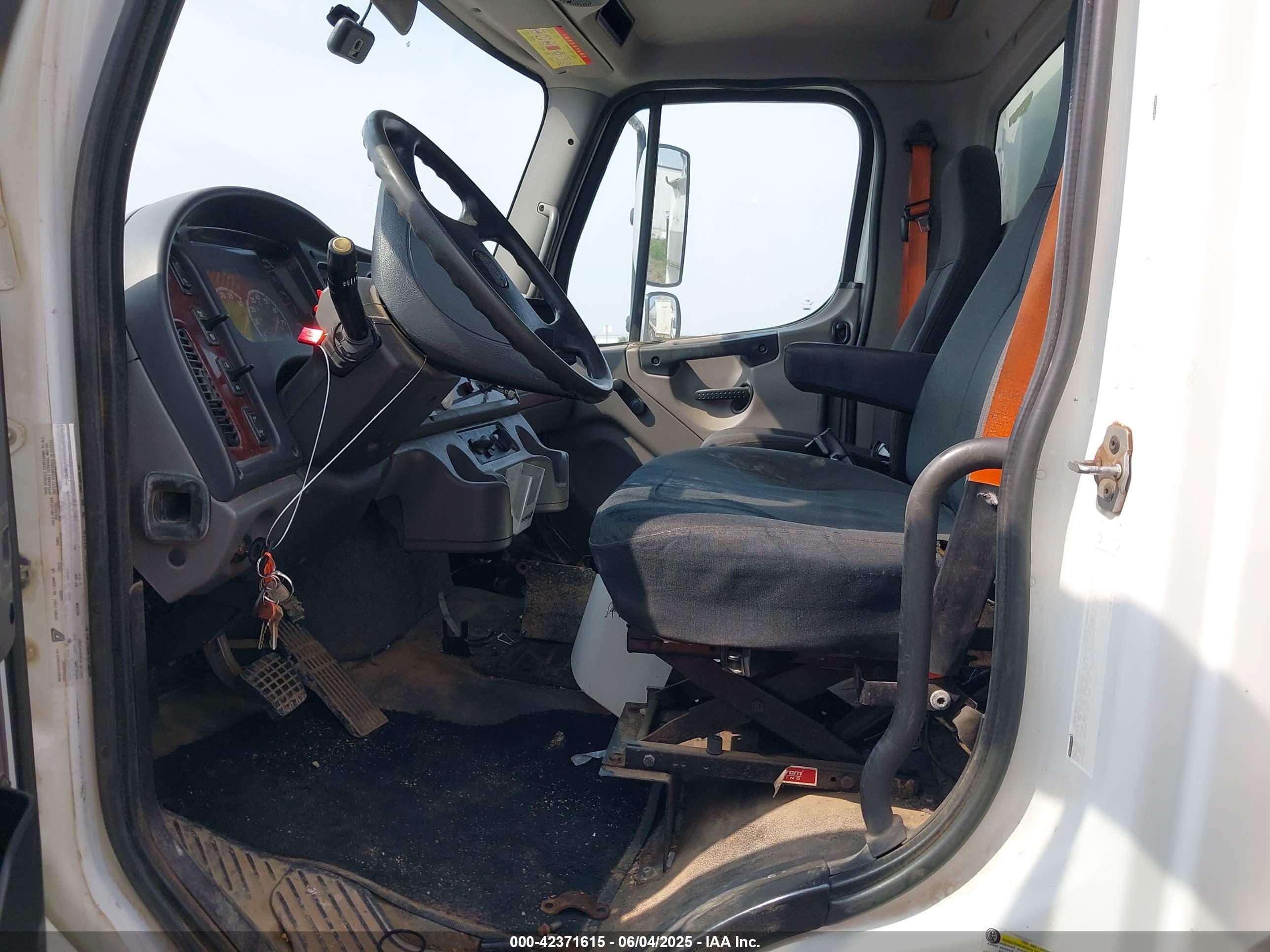 FREIGHTLINER M2 image 8