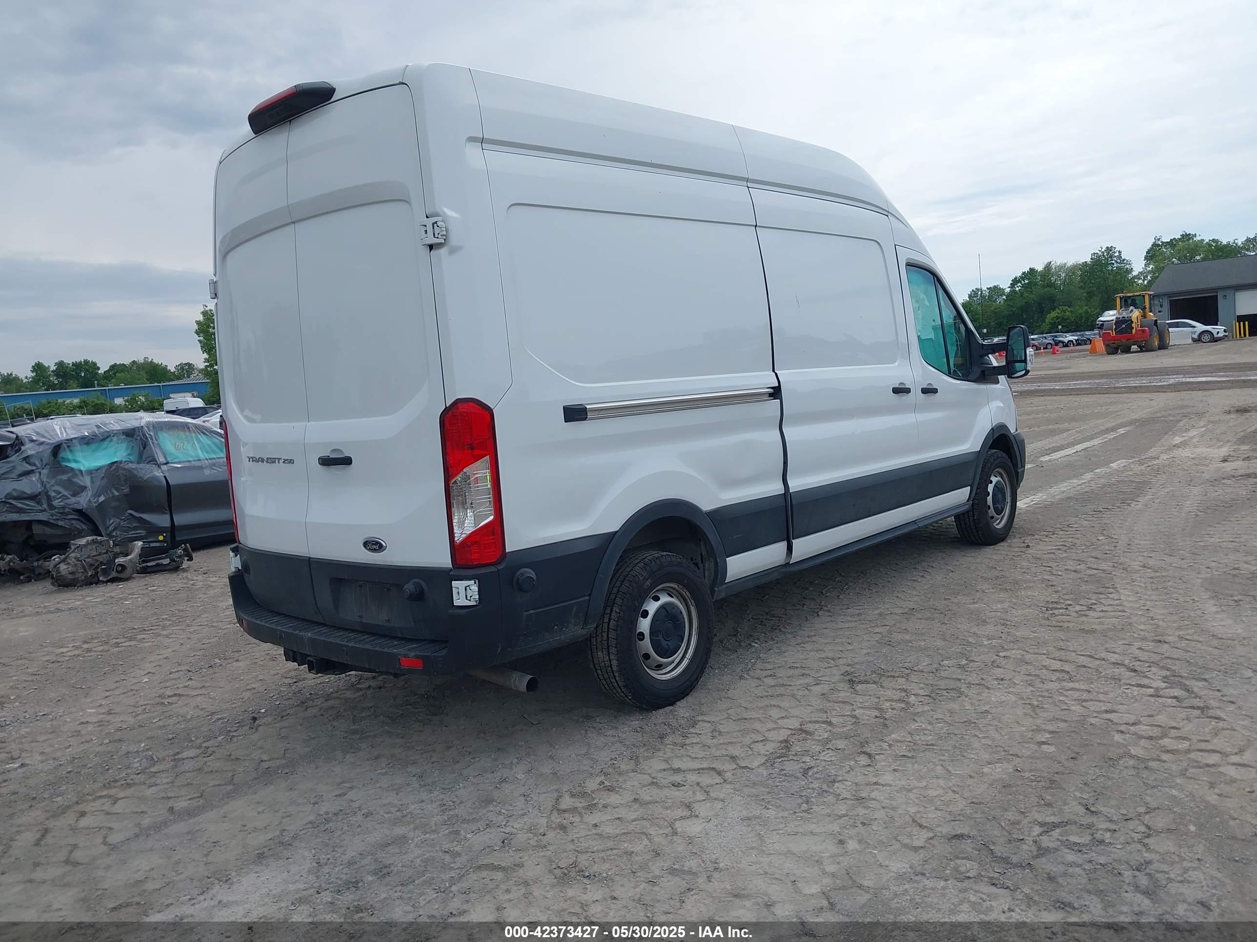 FORD TRANSIT-250 image 4