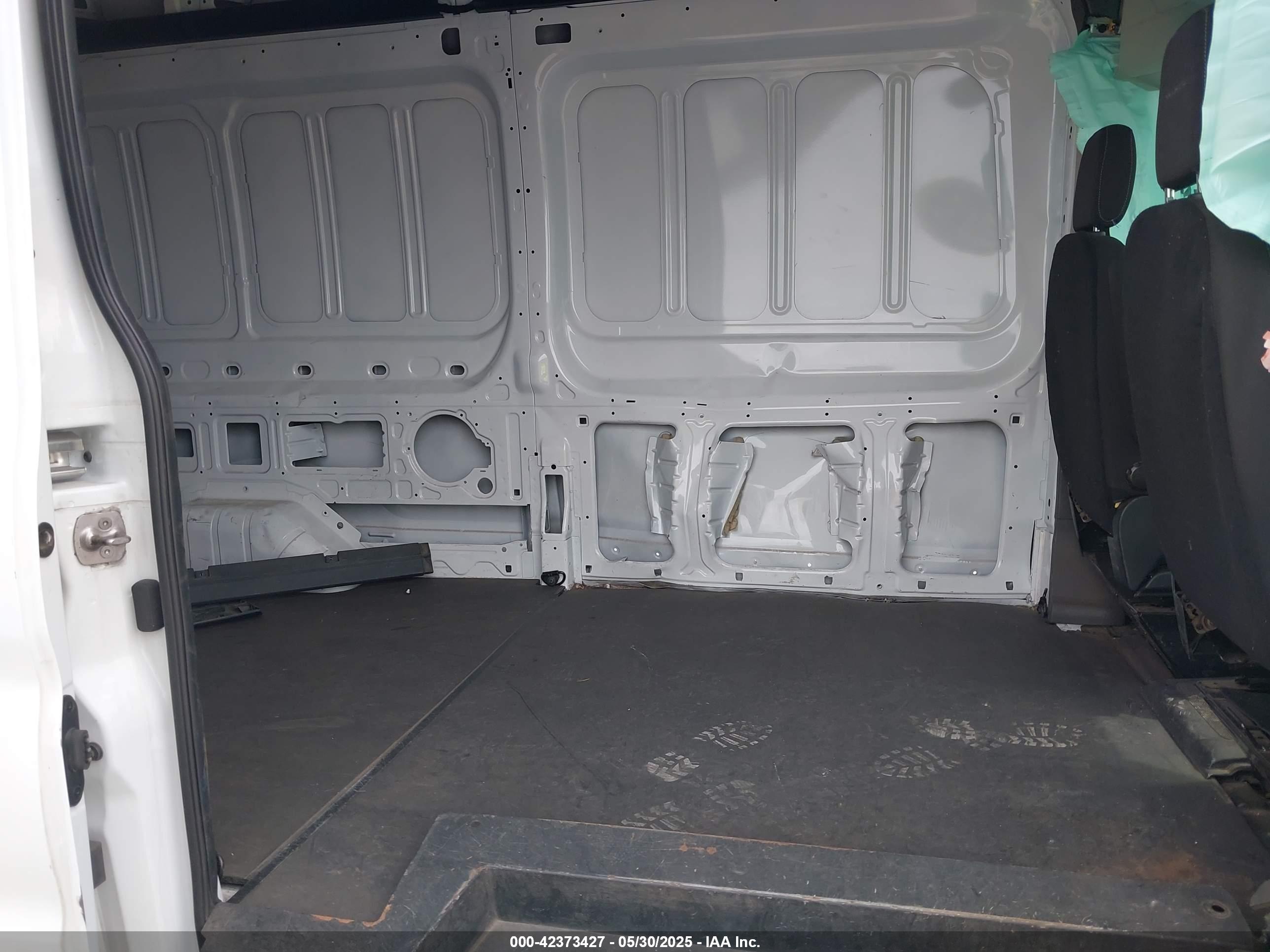 FORD TRANSIT-250 image 8