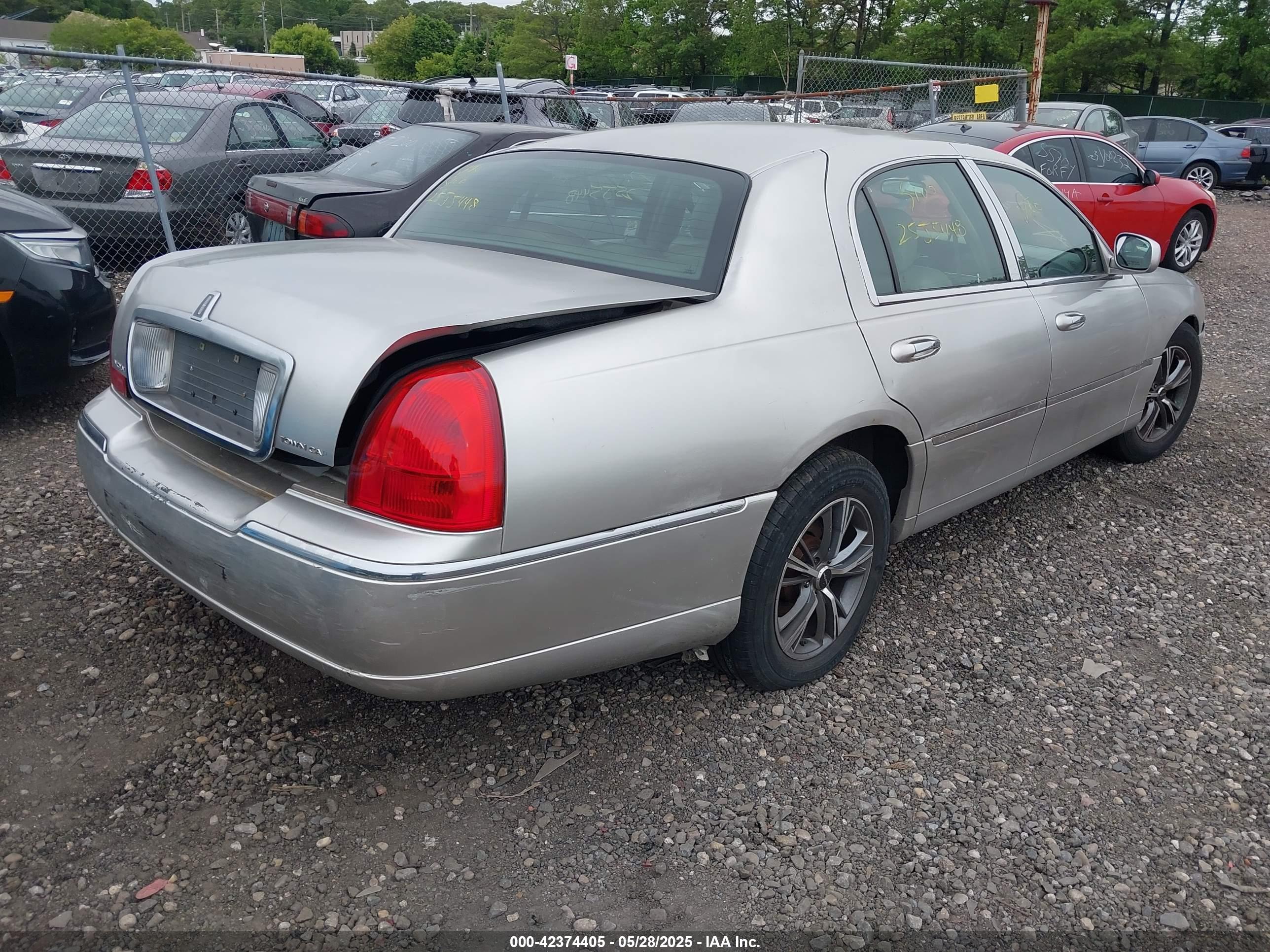 LINCOLN TOWN image 4